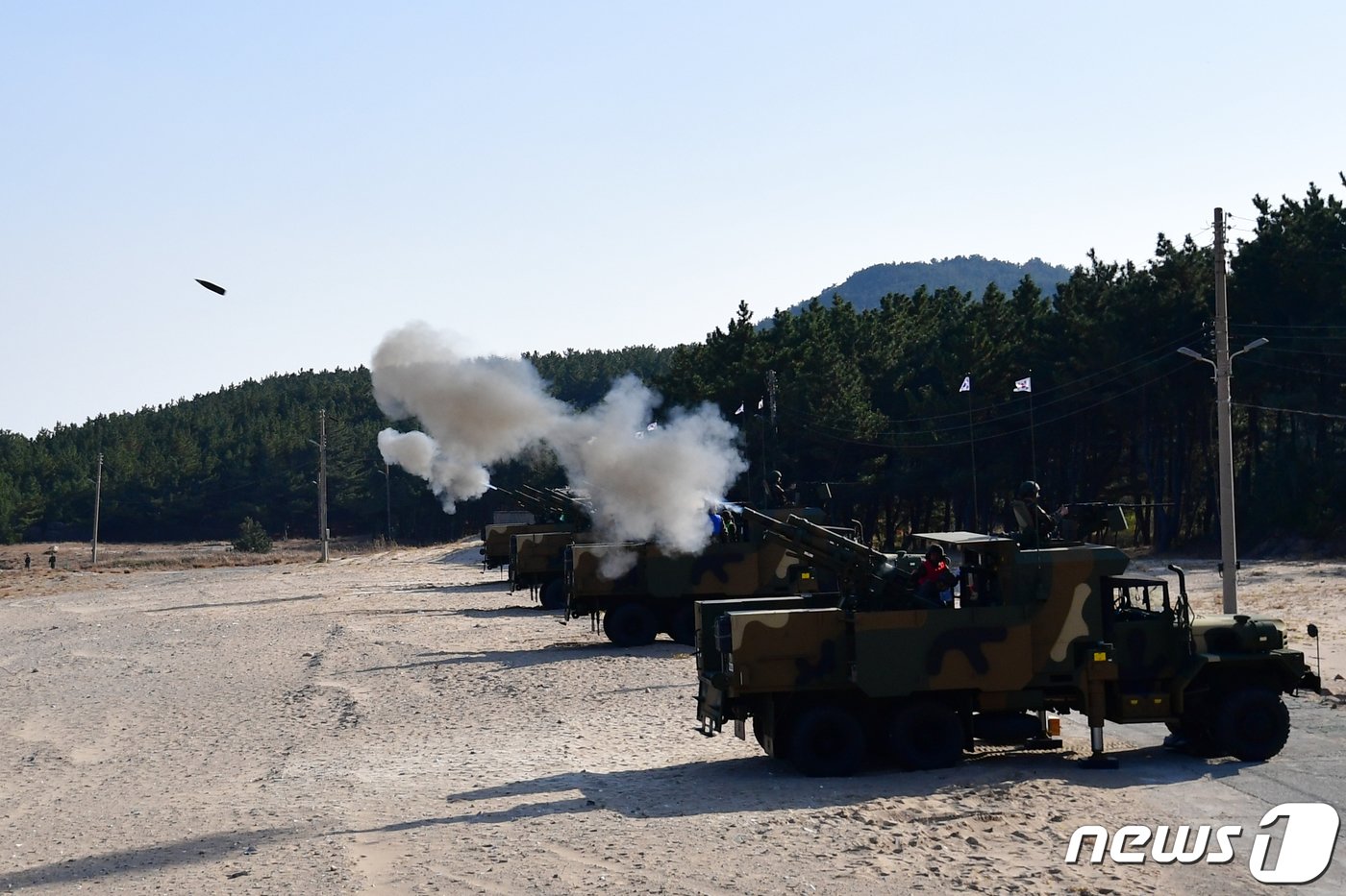 육군 제50보병사단이 23일 오후 경북 포항시 북구 송라면 화진훈련장에서 실시한 후반기 해상 포병 사격 훈련에서 차륜형 105㎜ 자주포가 가상의 적을 향해 포탄을 발사하고 있다.2023.11.23/뉴스1 ⓒ News1 최창호 기자