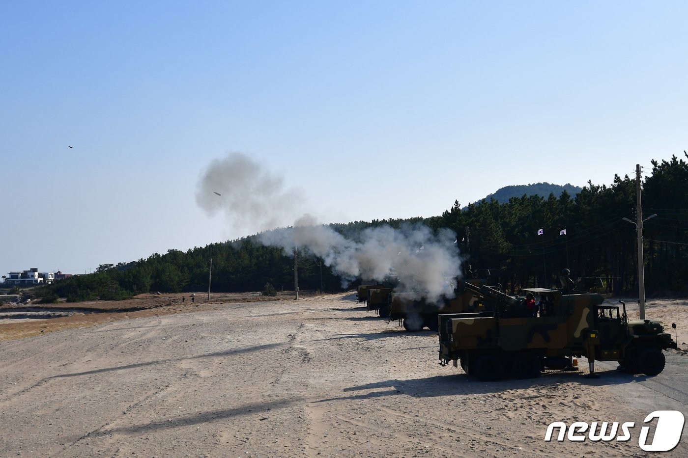 육군 제50보병사단이 23일 오후 경북 포항시 북구 송라면 화진훈련장에서 실시한 후반기 해상 포병 사격 훈련에서 차륜형 105㎜ 자주포가 일제히 불을 뿜고 있다. 2023.11.23/뉴스1 ⓒ News1 최창호 기자