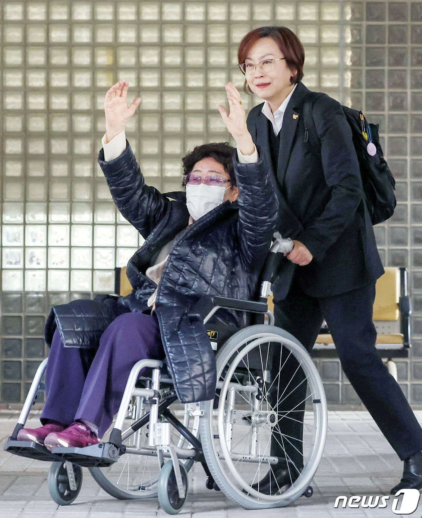 본문 이미지 - 일본군 위안부 피해자 이용수 할머니가 23일 오후 서울 서초구 서울고등법원에서 열린 일본 정부를 상대로 제기한 2차 손해배상 청구 소송 항소심 선고 공판에서 1심 패소&#40;각하&#41; 취소 판결을 받은 뒤 두 손을 높이 들어올리며 기뻐하고 있다. 2023.11.23/뉴스1 ⓒ News1 민경석 기자
