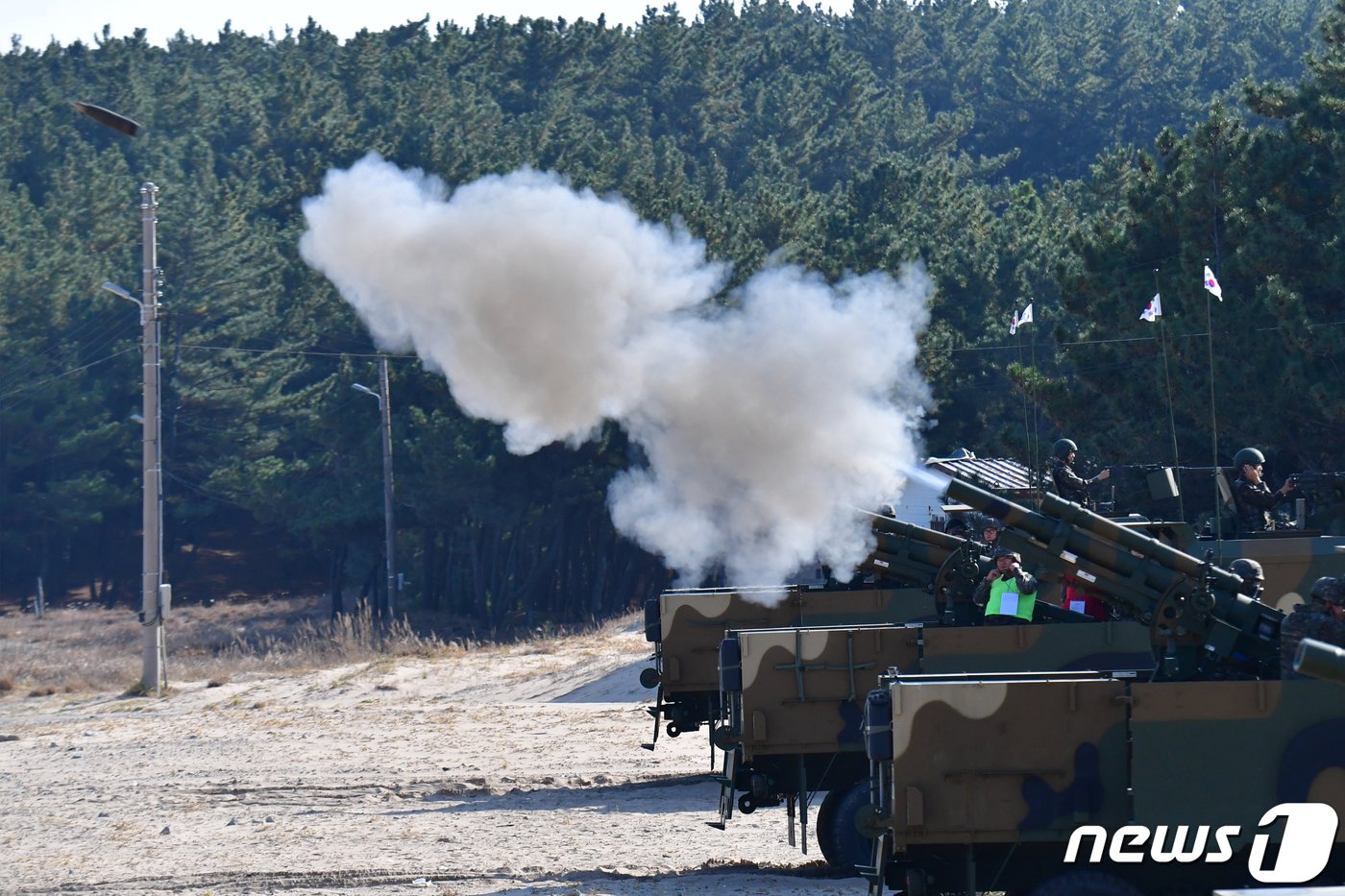 육군 제50보병사단이 23일 오후 경북 포항시 북구 송라면 화진훈련장에서 후반기 해상 포병 사격 훈련을 하고 있다.2023.11.23/뉴스1 ⓒ News1 최창호 기자