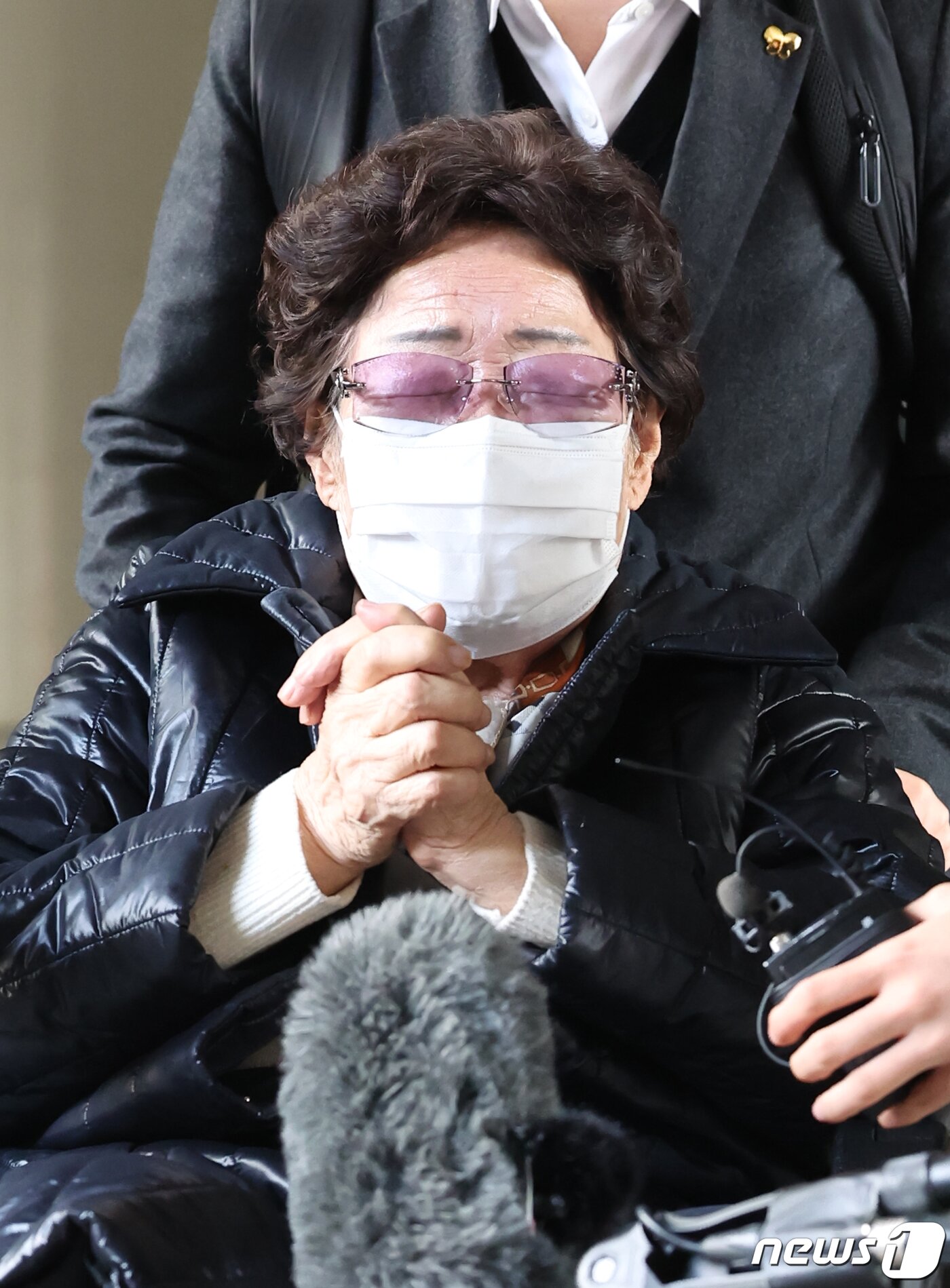본문 이미지 - 일본군 위안부 피해자 이용수 할머니가 23일 오후 서울 서초구 서울고등법원에서 열린 일본 정부를 상대로 제기한 2차 손해배상 청구 소송 항소심 선고 공판에서 1심 패소&#40;각하&#41; 취소 판결을 받은 뒤 두 손을 꼭 쥐며 기뻐하고 있다. 2023.11.23/뉴스1 ⓒ News1 민경석 기자