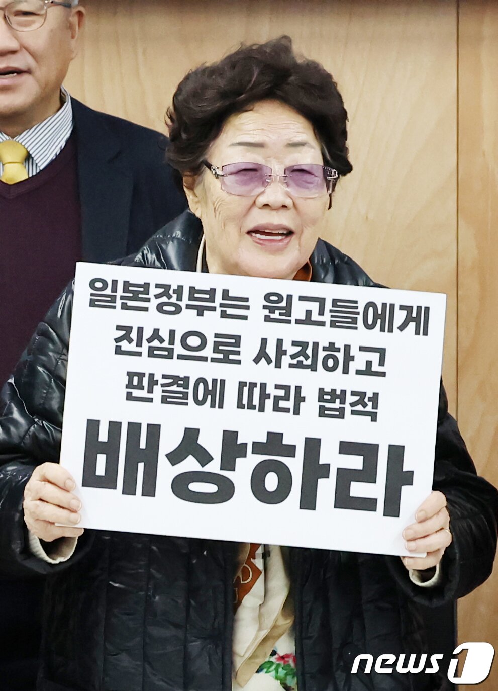 본문 이미지 - 일본군 위안부 피해자 이용수 할머니가 23일 오후 서울 서초구 민주사회를 위한 변호사모임 사무실에서 열린 &#39;항소심 선고 결과에 대한 입장 발표 기자회견&#39;에서 구호를 외치고 있다. 이용수 할머니를 비롯한 피해자들은 이날 열린 2차 손해배상 청구 소송 항소심 선고 공판에서 1심 결과를 뒤집고 승소 했다. 2023.11.23/뉴스1 ⓒ News1 민경석 기자