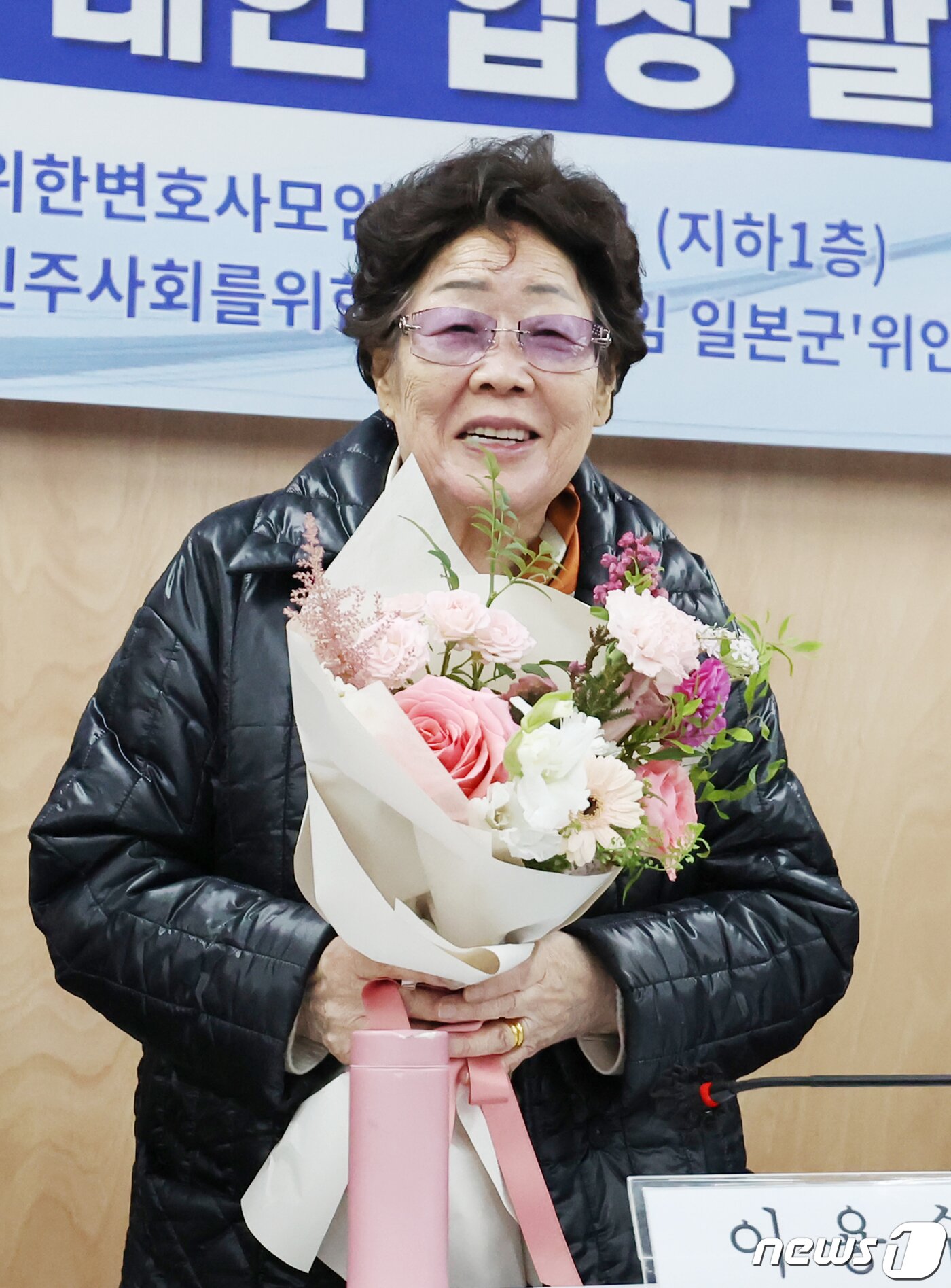 본문 이미지 - 일본군 위안부 피해자 이용수 할머니가 23일 오후 서울 서초구 민주사회를 위한 변호사모임&#40;민변&#41; 사무실에서 열린 &#39;항소심 선고 결과에 대한 입장 발표 기자회견&#39;에서 조영선 민변 회장으로부터 꽃다발을 받은 뒤 기뻐하고 있다. 이용수 할머니를 비롯한 피해자들은 이날 열린 2차 손해배상 청구 소송 항소심 선고 공판에서 1심 결과를 뒤집고 승소했다. 2023.11.23/뉴스1 ⓒ News1 민경석 기자