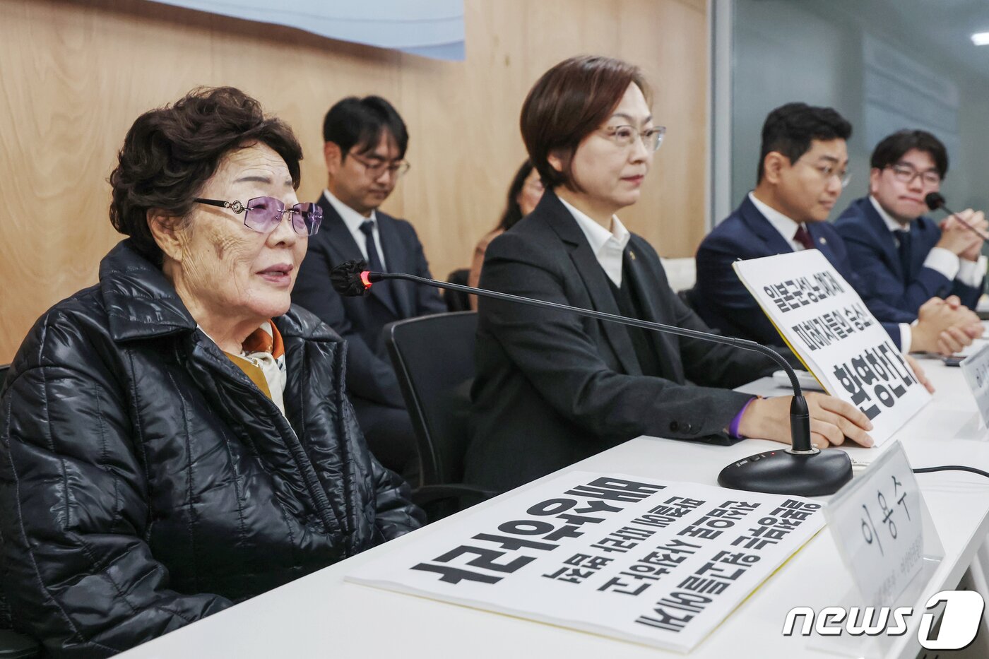 본문 이미지 - 일본군 위안부 피해자 이용수 할머니가 23일 오후 서울 서초구 민주사회를 위한 변호사모임 사무실에서 열린 &#39;항소심 선고 결과에 대한 입장 발표 기자회견&#39;에서 소감을 밝히고 있다. 이용수 할머니를 비롯한 피해자들은 이날 열린 2차 손해배상 청구 소송 항소심 선고 공판에서 1심 결과를 뒤집고 승소했다. 2023.11.23/뉴스1 ⓒ News1 민경석 기자