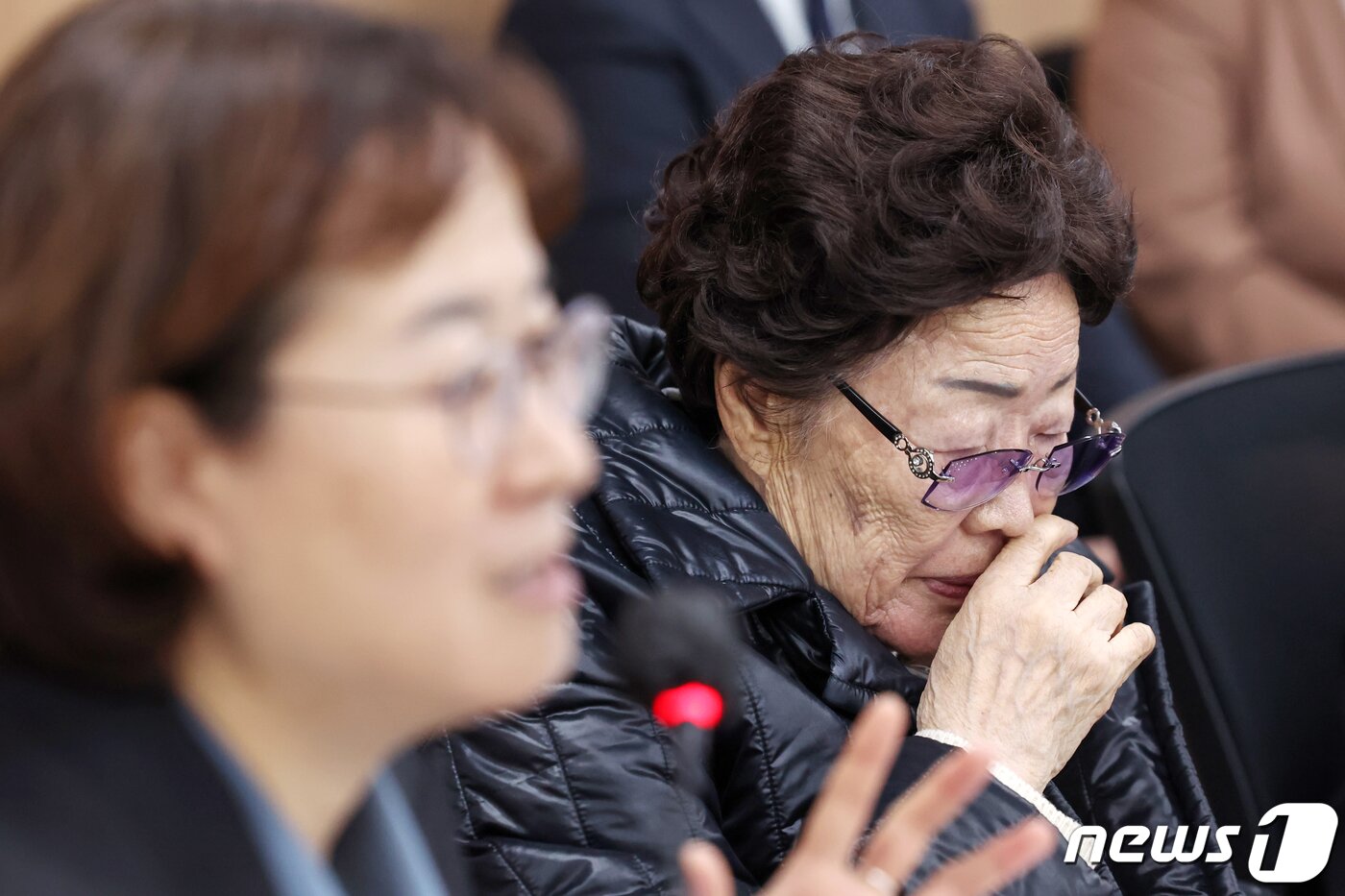 본문 이미지 - 일본군 위안부 피해자 이용수 할머니가 23일 오후 서울 서초구 민주사회를 위한 변호사모임 사무실에서 열린 &#39;항소심 선고 결과에 대한 입장 발표 기자회견&#39;에서 생각에 잠겨 있다. 이용수 할머니를 비롯한 피해자들은 이날 열린 2차 손해배상 청구 소송 항소심 선고 공판에서 1심 결과를 뒤집고 승소했다. 2023.11.23/뉴스1 ⓒ News1 민경석 기자
