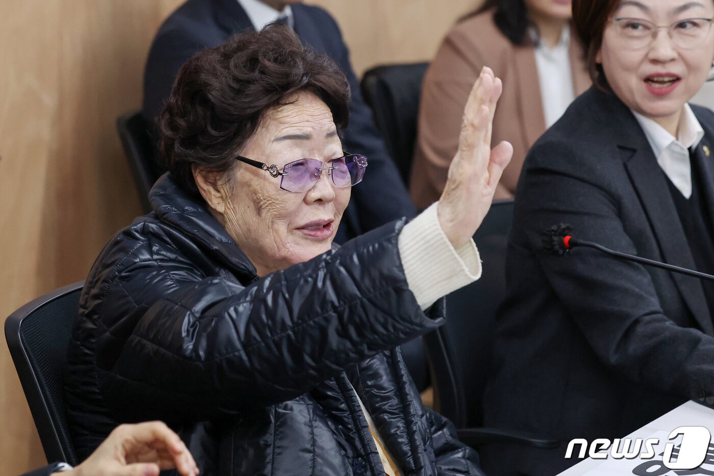 본문 이미지 - 일본군 위안부 피해자 이용수 할머니가 23일 오후 서울 서초구 민주사회를 위한 변호사모임 사무실에서 열린 &#39;항소심 선고 결과에 대한 입장 발표 기자회견&#39;에서 발언 기회를 청하고 있다. 이용수 할머니를 비롯한 피해자들은 이날 열린 2차 손해배상 청구 소송 항소심 선고 공판에서 1심 결과를 뒤집고 승소했다. 2023.11.23/뉴스1 ⓒ News1 민경석 기자