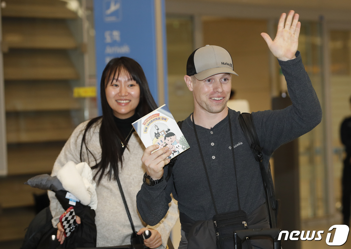(인천공항=뉴스1) 권현진 기자 = 유튜버 올리버 쌤과 정다은 작가가 23일 오후 인천국제공항을 통해 입국해 인사를 하고 있다.  2023.11.23/뉴스1