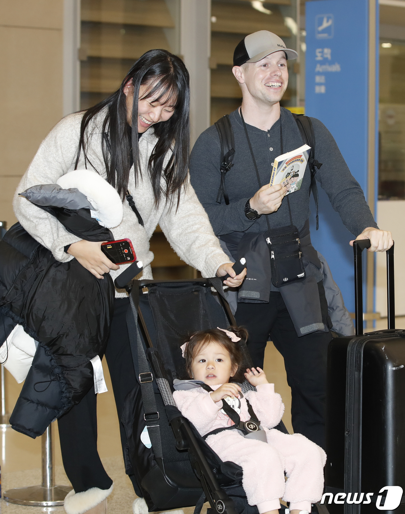 (인천공항=뉴스1) 권현진 기자 = 유튜버 올리버 쌤과 정다은 작가(마님)가 23일 오후 인천국제공항을 통해 딸 체리와 함께 입국해 인사를 하고 있다.  2023.11.23/뉴스1 …