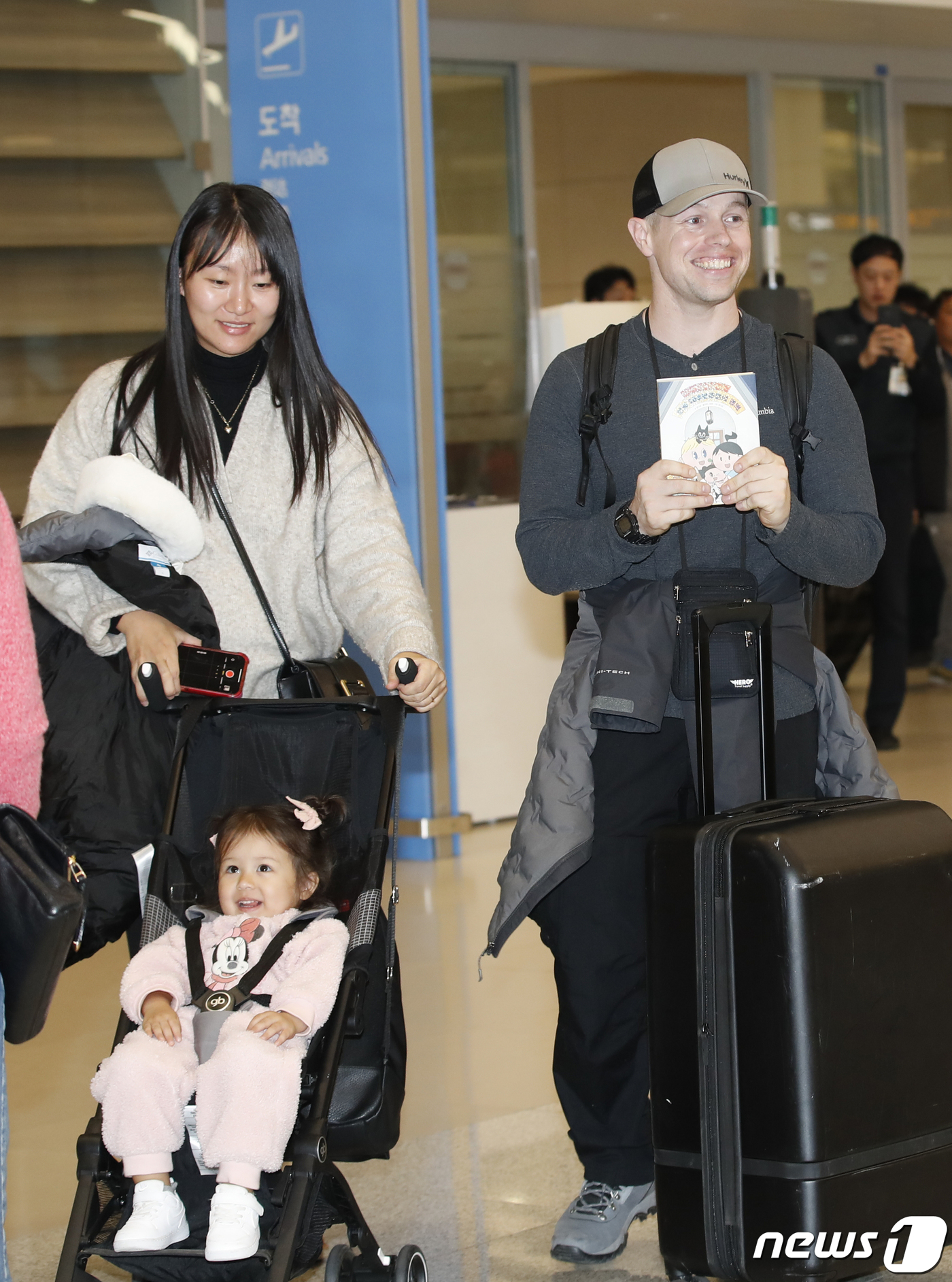 (인천공항=뉴스1) 권현진 기자 = 유튜버 올리버 쌤과 정다은 작가가 23일 오후 인천국제공항을 통해 딸 체리와 함께 입국해 인사를 하고 있다.  2023.11.23/뉴스1