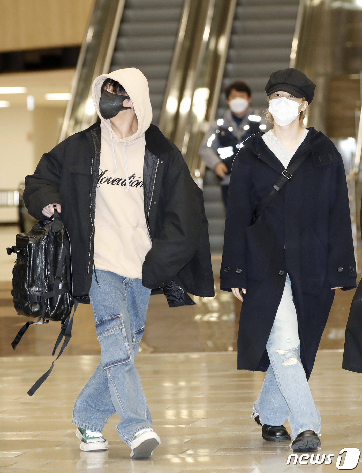 (김포공항=뉴스1) 권현진 기자 = 방탄소년단(BTS) 정국과 지민(오른쪽)이 해외 일정을 위해 23일 김포국제공항을 통해 일본으로 출국하고 있다. 2023.11.23/뉴스1
