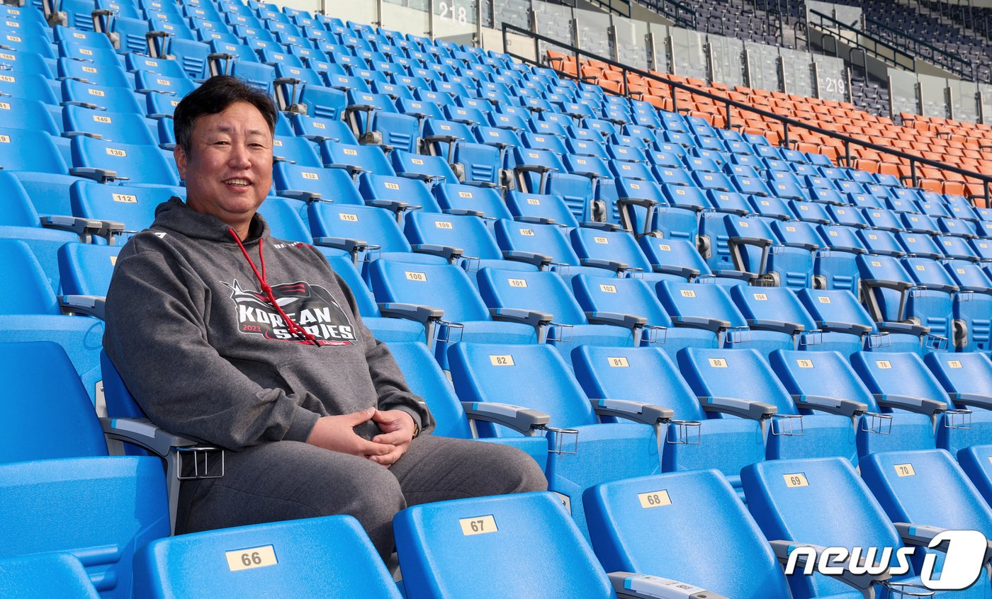 본문 이미지 - 29년 만의 LG 트윈스를 우승으로 이끈 차명석 단장이 23일 서울 잠실야구장에서 열린 뉴스1과의 인터뷰에 앞서 포즈를 취하고 있다. 2023.11.23/뉴스1 ⓒ News1 김성진 기자