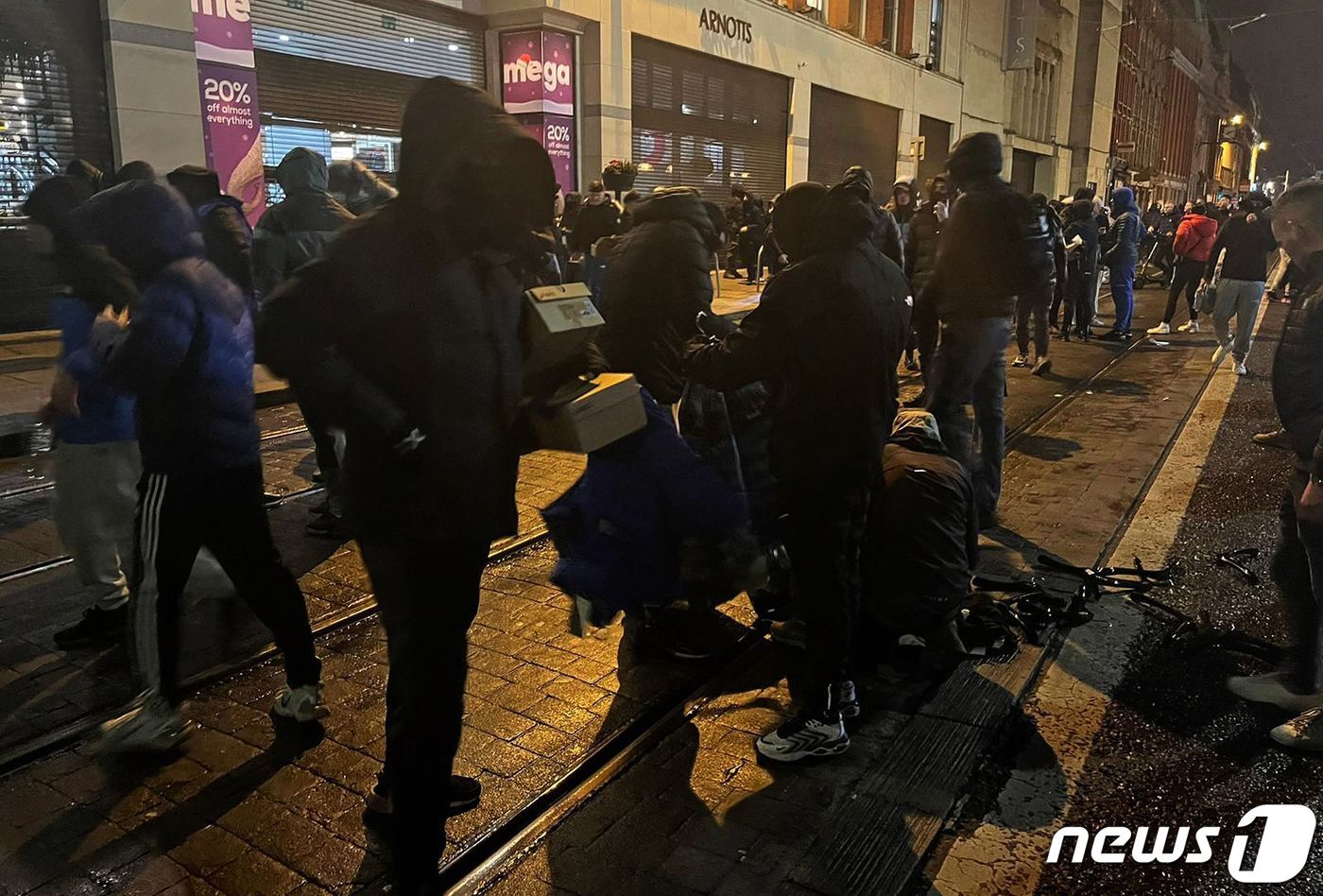 본문 이미지 - 아일랜드 수도 더블린에서 23일(현지시간) 발생한 칼부림 사건으로 인해 어린이들이 다친 가운데, 이에 항의하는 시위대가 거리를 점령하고 있다. ⓒ AFP=뉴스1 ⓒ News1 이유진 기자