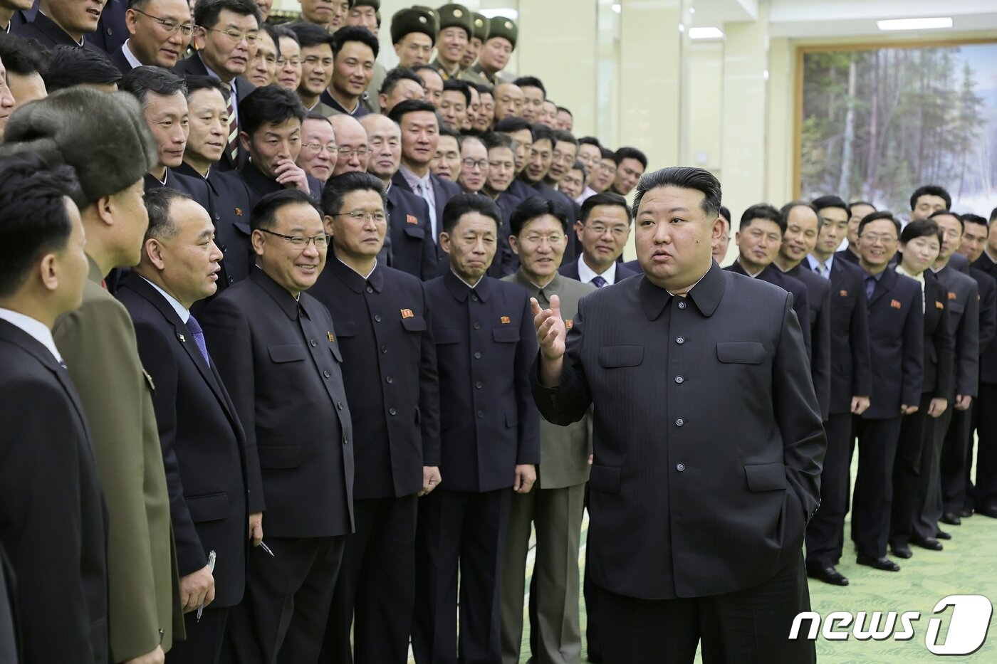 본문 이미지 - &#40;평양 노동신문=뉴스1&#41; = 북한 노동당 기관지 노동신문은 24일 김정은 총비서가 첫 군사정찰위성 발사에 기여한 비상설위성발사준비위원회 성원들과 기념사진을 찍었다고 보도했다. 김 총비서는 &#34;만리경 1호의 성공적 발사로 공화국 무력의 전투태세를 비상히 강화하는데 비상설위성발사준비위원회가 응분의 책임과 역할을 다했다&#34;라고 평가했다. [국내에서만 사용가능. 재배포 금지. DB 금지. For Use Only in the Republic of Korea. Redistribution Prohibited] rodongphoto@news1.kr