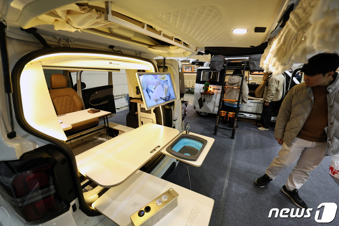 (고양=뉴스1) 구윤성 기자 = 24일 경기 고양시 일산 킨텍스 제2전시장에서 열린 '2023 국제아웃도어캠핑&레포츠페스티벌(GOCAF)'에서 관람객이 캠핑카를 살펴보고 있다. 2 …