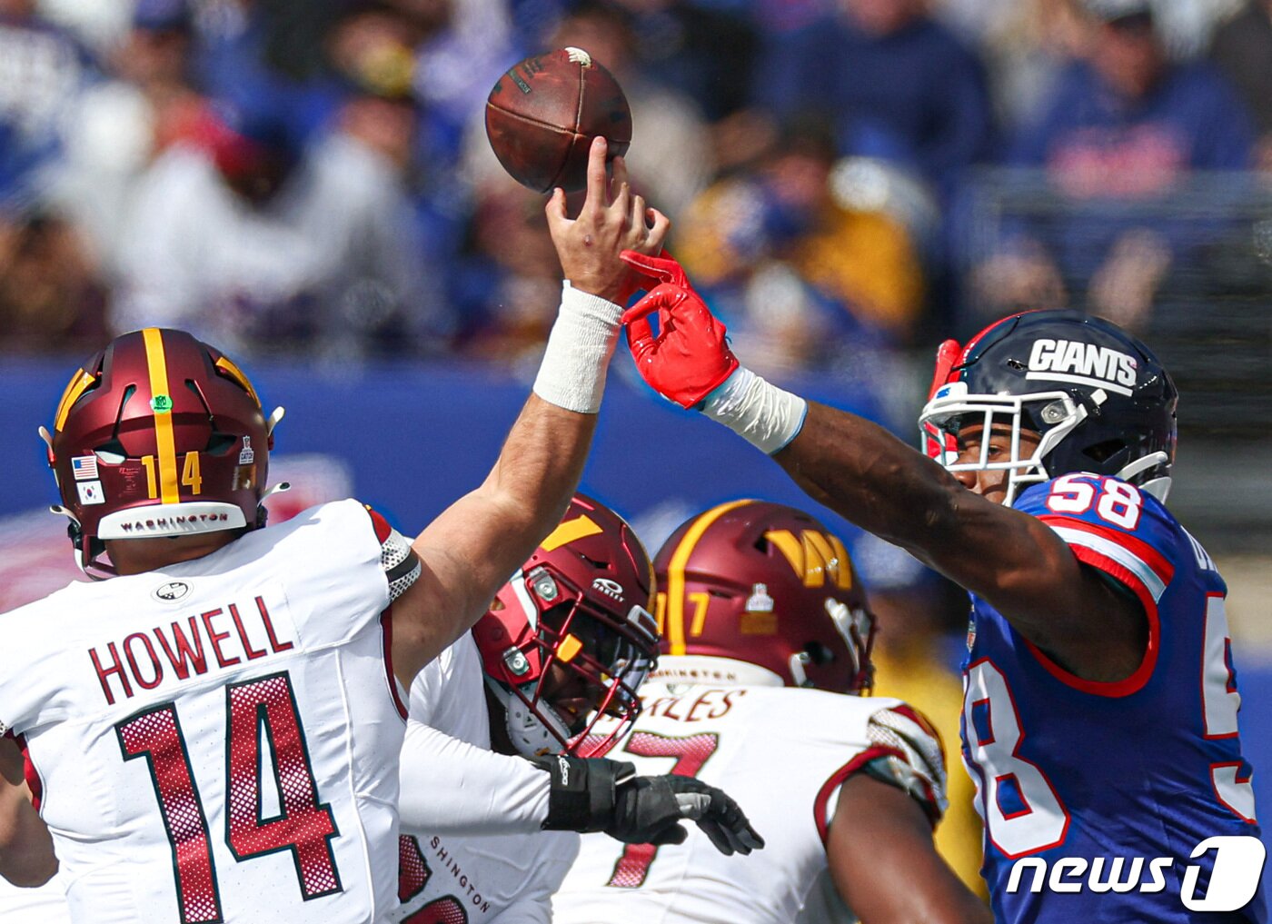 본문 이미지 - 22일(현지시간) 미국 미식축구 프로리그(NFL) 워싱턴 커맨더스의 쿼터백으로 유명한 샘 하웰 선수가 뉴욕 자이언츠와의 경기 중 태극기가 새겨진 헬멧을 착용했다. 2023.10.22/ ⓒ 로이터=뉴스1 ⓒ News1 박재하 기자