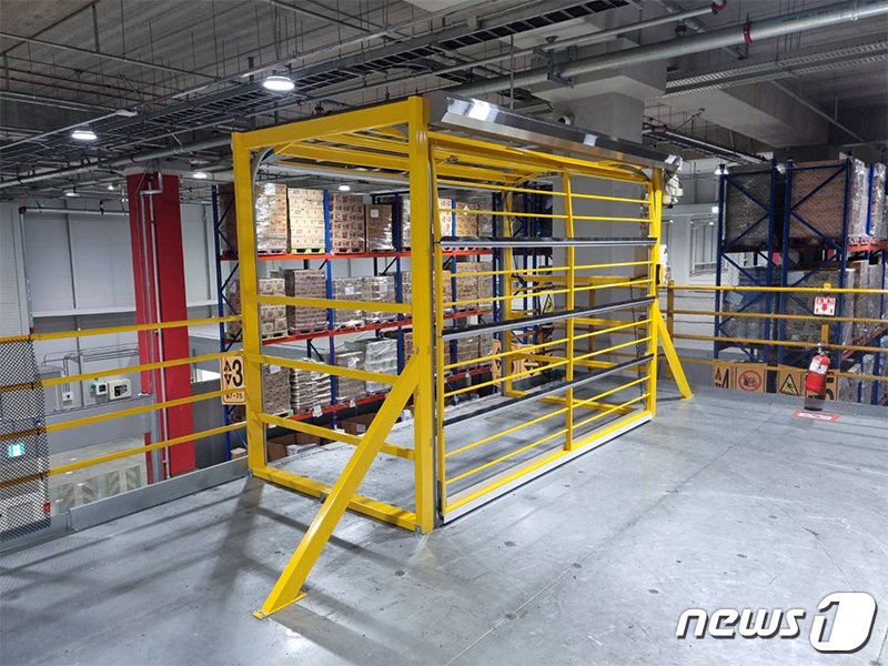 본문 이미지 - 코아드가 생산하는 WMS 안전게이트. 공장이나 물류센터에 설치돼 산업재해율을 낮추는 역할을 하고 있다.&#40;이노비즈협회 제공&#41;