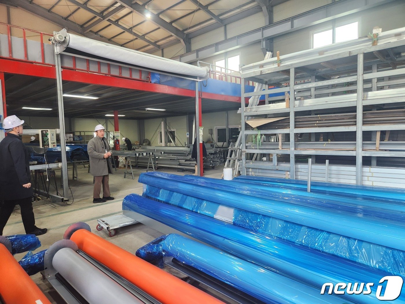 본문 이미지 - 23일 경기도 화성에 위치한 코아드 본사의 공장 모습. 자동복구형 스크린도어에 쓰이는 시트 작업이 한창이다. / 2023.11.23 뉴스1 ⓒ News1 이정후 기자