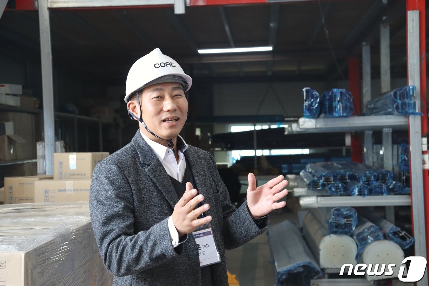 본문 이미지 - 23일 이노비즈 PR데이에서 이대훈 코아드 대표가 생산 공정에 대해 설명하고 있다.&#40;이노비즈협회 제공&#41;
