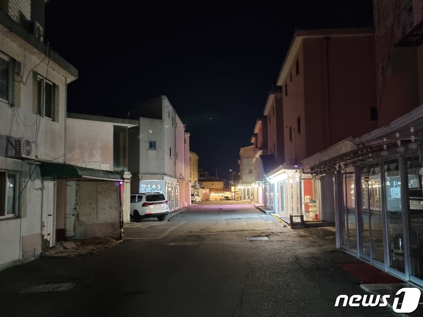 본문 이미지 - 24일 오전 0시께 경기 파주시 파주읍 연풍리에 위치한 성매매 집결지 용주골. 과거 붉던 거리는 온데간데 없고 어둠만이 가득하다. 2023.11.24../뉴스1 양희문 기자 