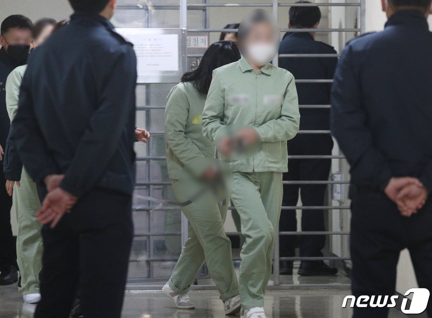 본문 이미지 - 일면식도 없는 또래 여성을 살해하고 시신을 훼손·유기한 정유정&#40;가운데&#41;이 2023년 11월 24일 오전 부산 연제구 부산고등법원에서 열린 1심 선고 공판에서 무기징역을 선고받은 뒤 법원을 나서고 있다. 2023.11.24/뉴스1 ⓒ News1 윤일지 기자