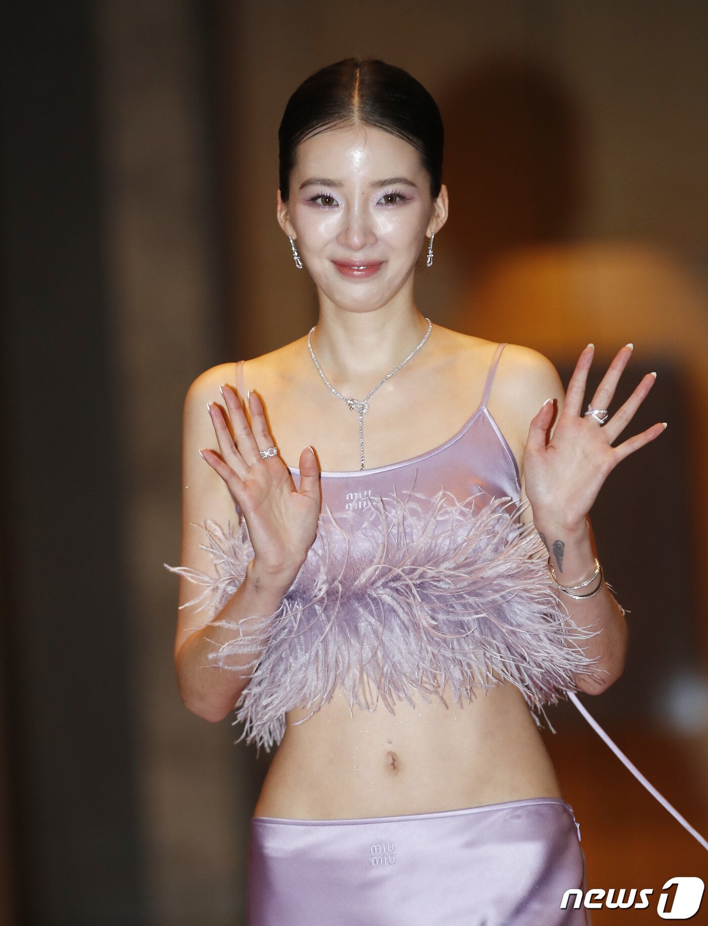 본문 이미지 - 모델 아이린이 24일 서울 종로구 포시즌스 호텔에서 열린 ‘제18회 유방암 인식 향상 캠페인 자선 행사’에서 손을 흔들고 있다. ⓒ News1 권현진 기자
