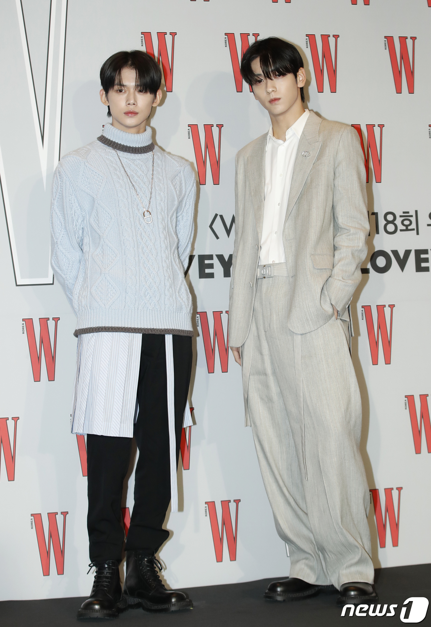 (서울=뉴스1) 권현진 기자 = 투모로우바이투게더의 연준과 수빈(오른쪽)이 24일 서울 종로구 포시즌스 호텔에서 열린 ‘제18회 유방암 인식 향상 캠페인 자선 행사’에서 포즈를 취 …