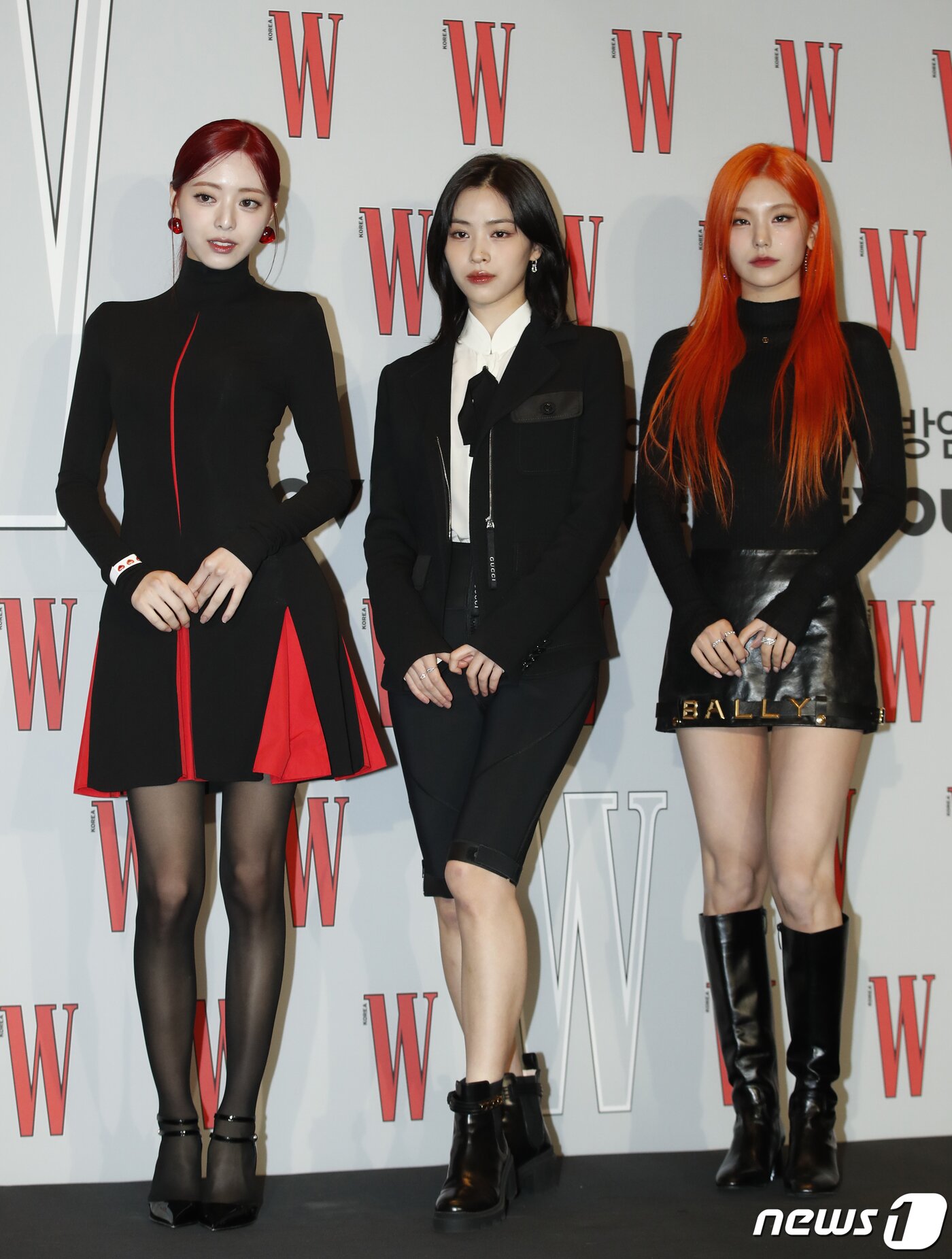 본문 이미지 - 있지의 유나(왼쪽부터)와 류진, 예지가 24일 서울 종로구 포시즌스 호텔에서 열린 ‘제18회 유방암 인식 향상 캠페인 자선 행사’에서 포즈를 취하고 있다. ⓒ News1 권현진 기자