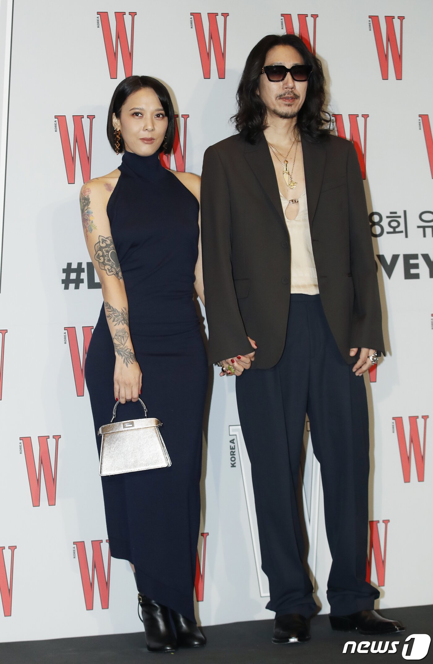 본문 이미지 - 가수 윤미래, 타이거JK 부부가 24일 서울 종로구 포시즌스 호텔에서 열린 ‘제18회 유방암 인식 향상 캠페인 자선 행사’에서 포즈를 취하고 있다. ⓒ News1 권현진 기자