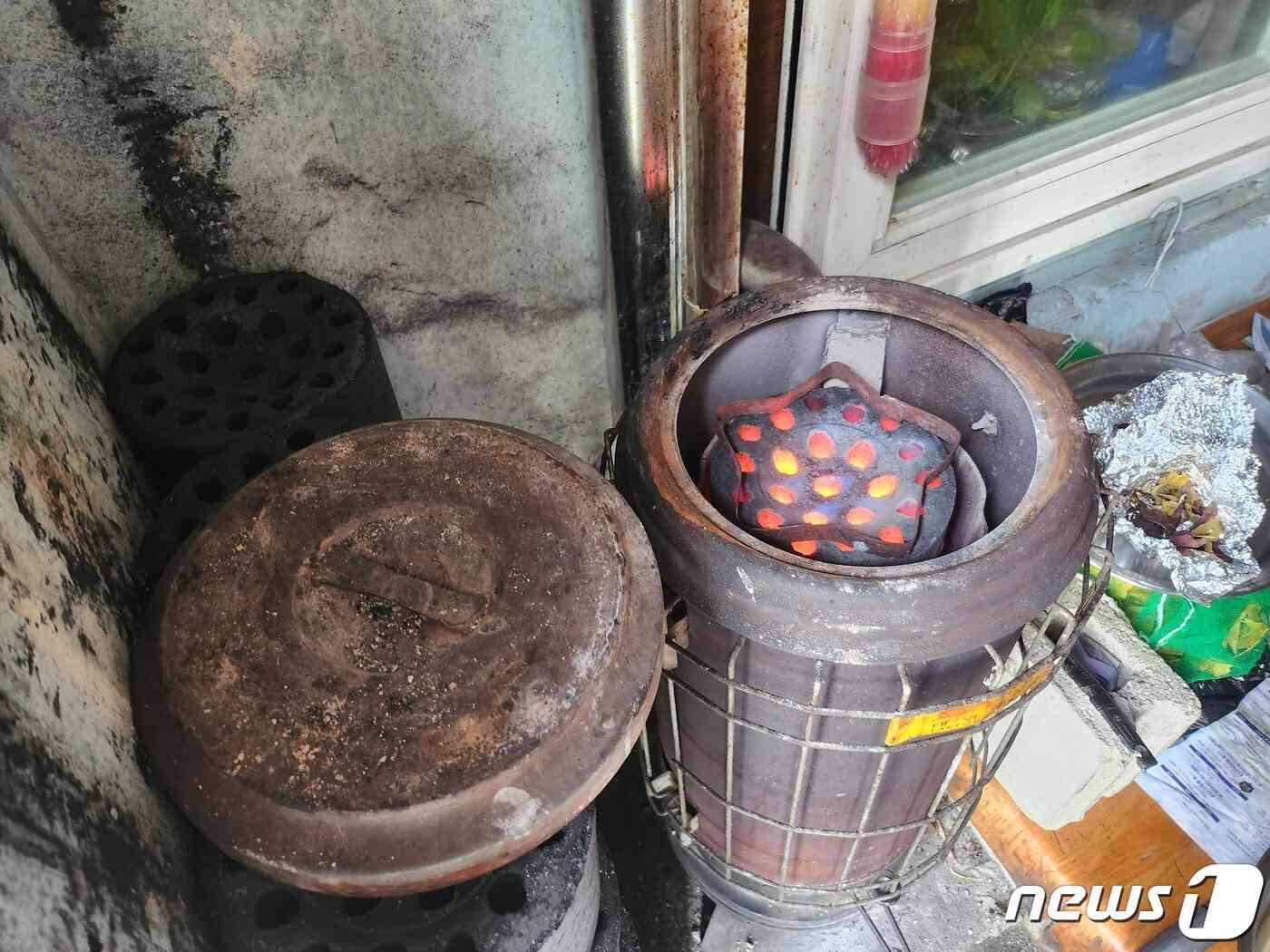 이 연탄난로로 음식도 데우고 물도 끓인다.2023.11.23/뉴스1 ©News1 장성희 기자