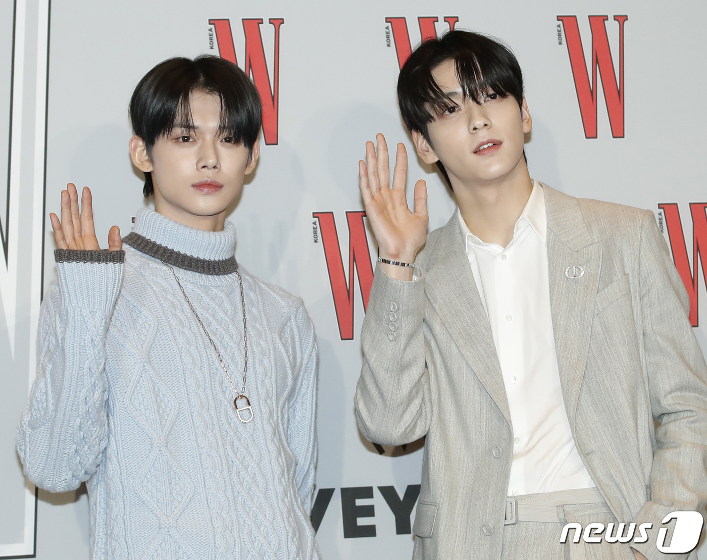 (서울=뉴스1) 권현진 기자 = 투모로우바이투게더 연준과 수빈(오른쪽)이 24일 서울 종로구 포시즌스 호텔에서 열린 ‘제18회 유방암 인식 향상 캠페인 자선 행사’에서 포즈를 취하 …