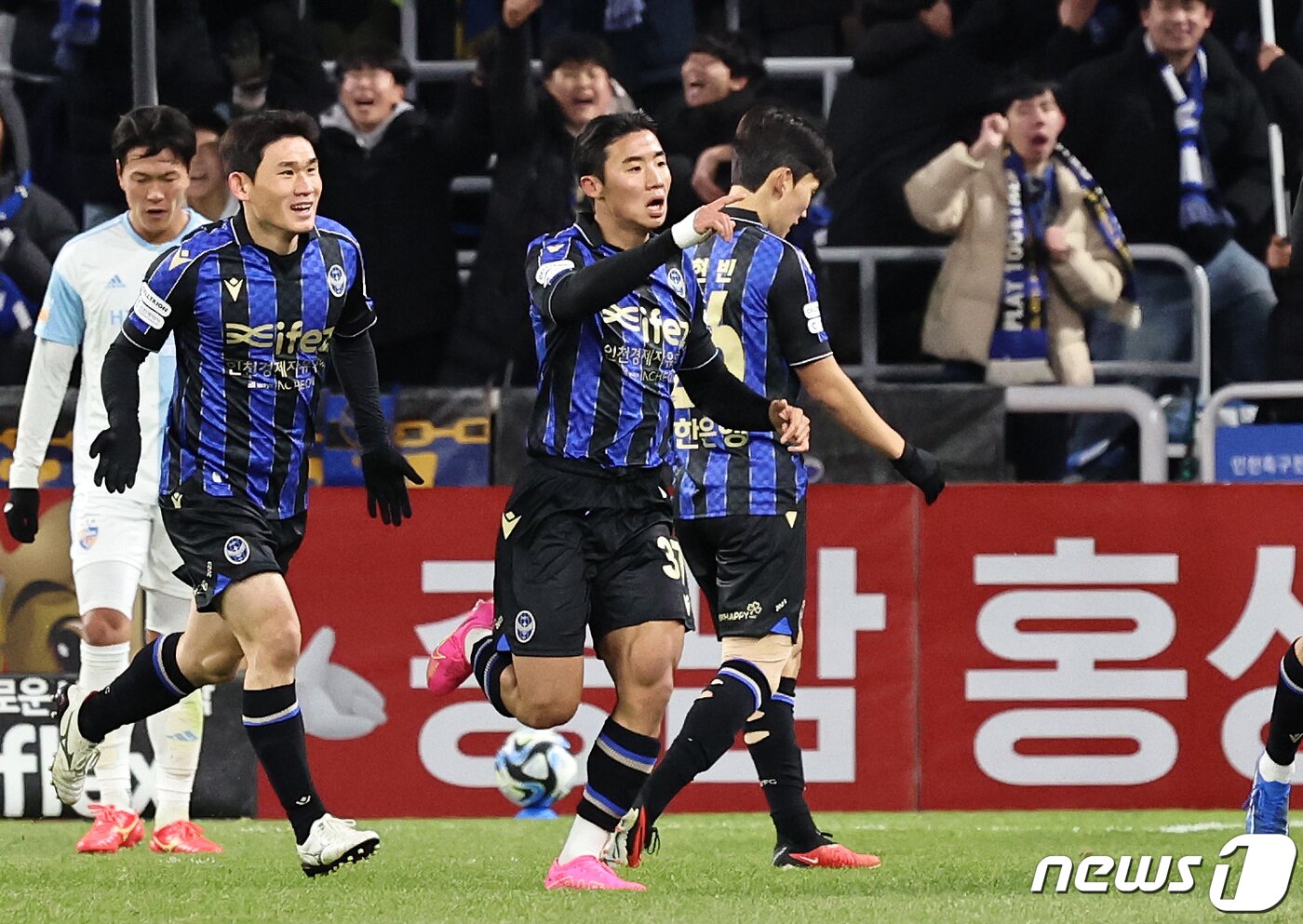 본문 이미지 - 24일 오후 인천 중구 도원동 인천축구전용경기장에서 열린 프로축구 '하나원큐 K리그1 2023' 37라운드 인천유나이티드와 울산현대의 경기에서 인천 홍시후가 팀의 두번째 골을 성공 시킨 뒤 세리머니하고 있다. 이날 경기는 인천이 울산에 3대 1 승리를 거뒀다. 2023.11.24/뉴스1 ⓒ News1 구윤성 기자