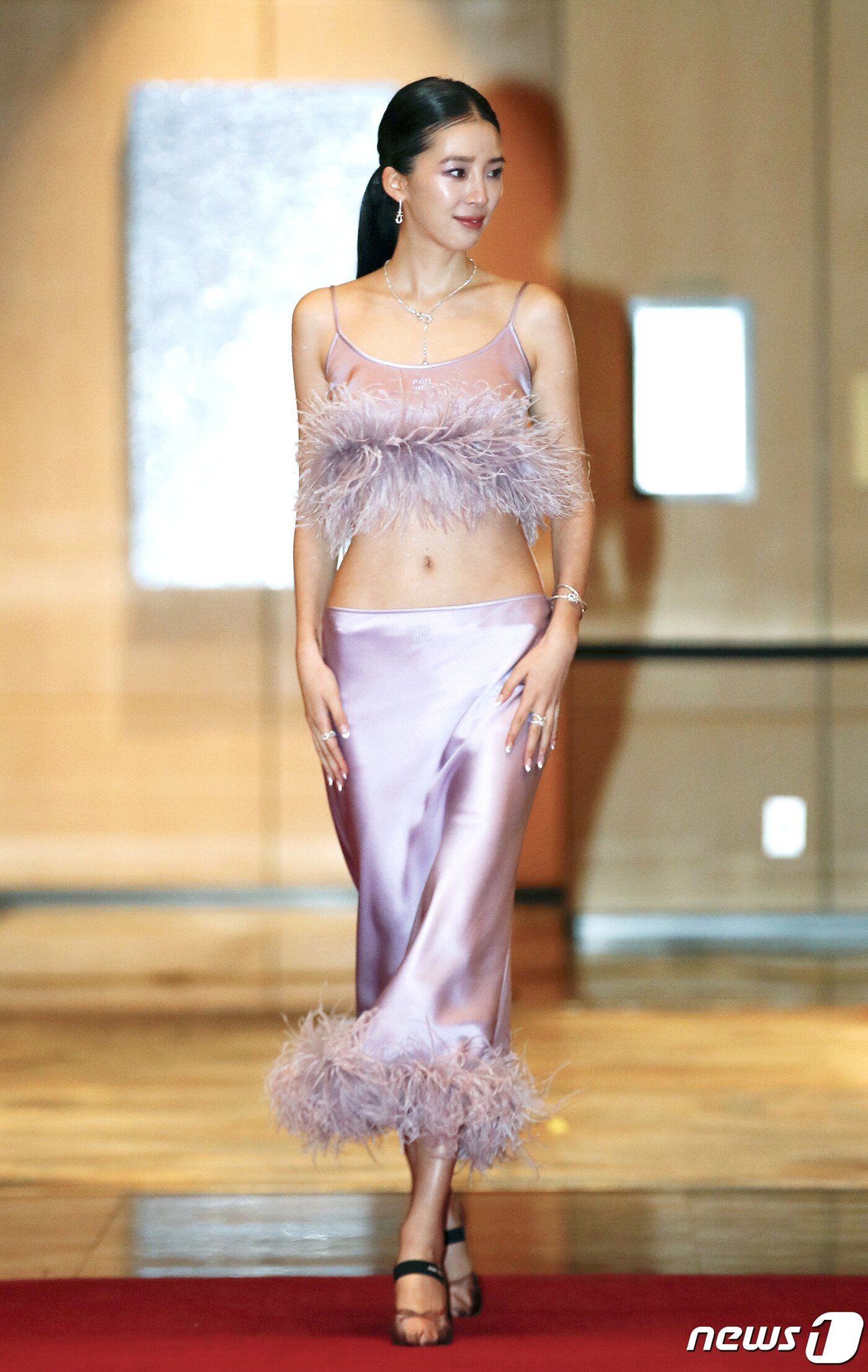 본문 이미지 - 모델 아이린이 24일 서울 종로구 포시즌스 호텔에서 열린 ‘제18회 유방암 인식 향상 캠페인 자선 행사’에 참석해 레드카펫을 밟고 있다. ⓒ News1 권현진 기자