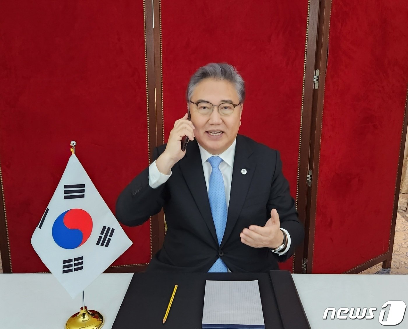본문 이미지 - 박진 외교부 장관이 한미일 외교장관 유선협의에 임하고 있다.(외교부 제공)
