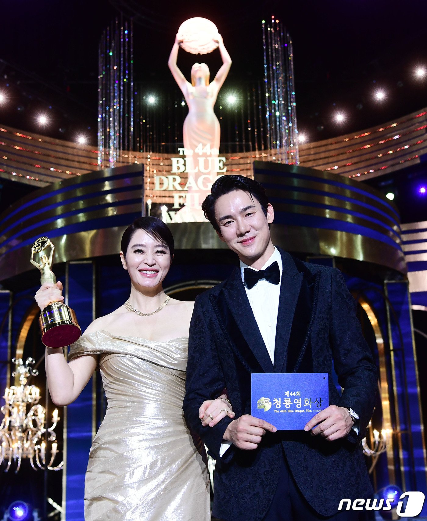 본문 이미지 - 24일 오후 서울 여의도 KBS홀에서 열린 제44회 청룡영화상 시상식에서 배우 김혜수가 트로피를 들고 유연석과 포즈를 취하고 있다. &#40;스포츠조선 제공&#41; 2023.11.25/뉴스1 ⓒ News1 김진환 기자