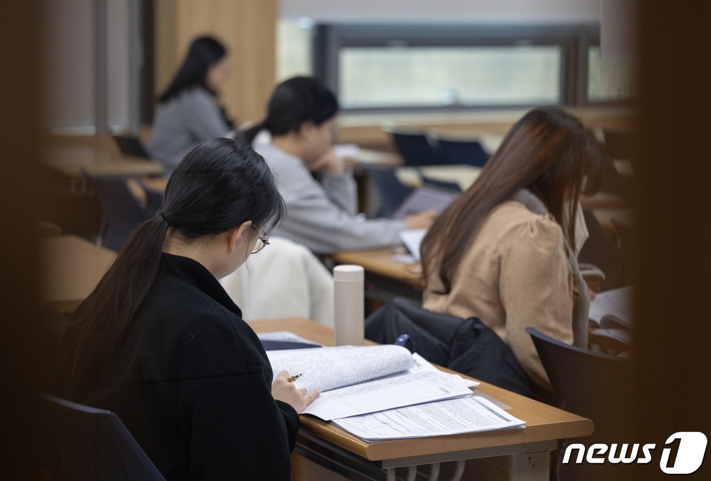 본문 이미지 - 지난해 11월 서울의 한 대학에서 열린 2024학년도 수시모집 논술고사에서 수험생들이 시험을 준비하고 있다. /뉴스1 ⓒ News1 이재명 기자