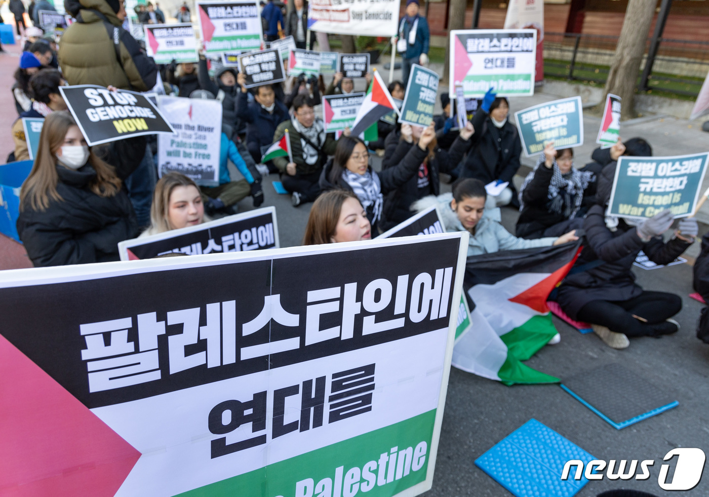 (서울=뉴스1) 이재명 기자 = 팔레스타인에 연대하는 사람들 회원들이 25일 오후 서울 중구 종로구 주한 이스라엘 대사관 인근에서 열린 제10차 팔레스타인 연대 집회에서 구호를 외 …