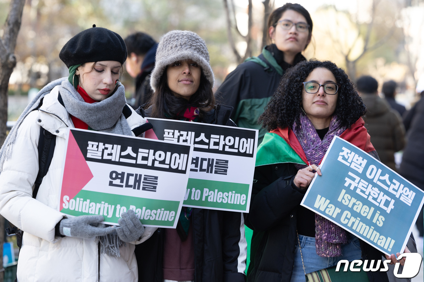 (서울=뉴스1) 이재명 기자 = 팔레스타인에 연대하는 사람들 회원들이 25일 오후 서울 중구 종로구 주한 이스라엘 대사관 인근에서 열린 제10차 팔레스타인 연대 집회에서 손 피켓을 …