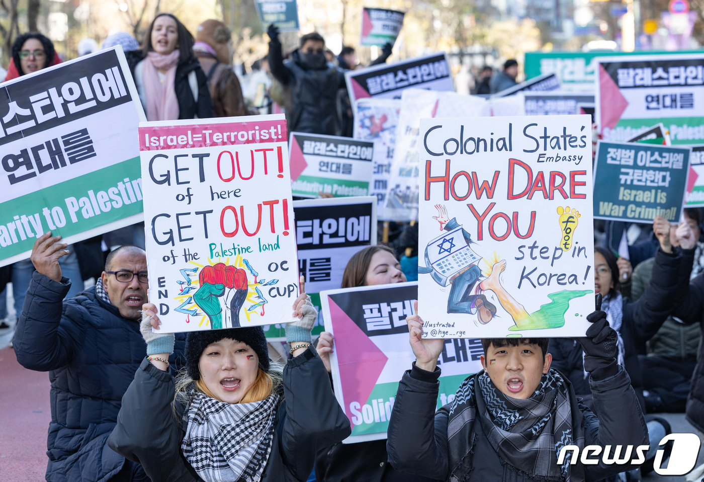 (서울=뉴스1) 이재명 기자 = 팔레스타인에 연대하는 사람들 회원들이 25일 오후 서울 중구 종로구 주한 이스라엘 대사관 인근에서 열린 제10차 팔레스타인 연대 집회에서 구호를 외 …