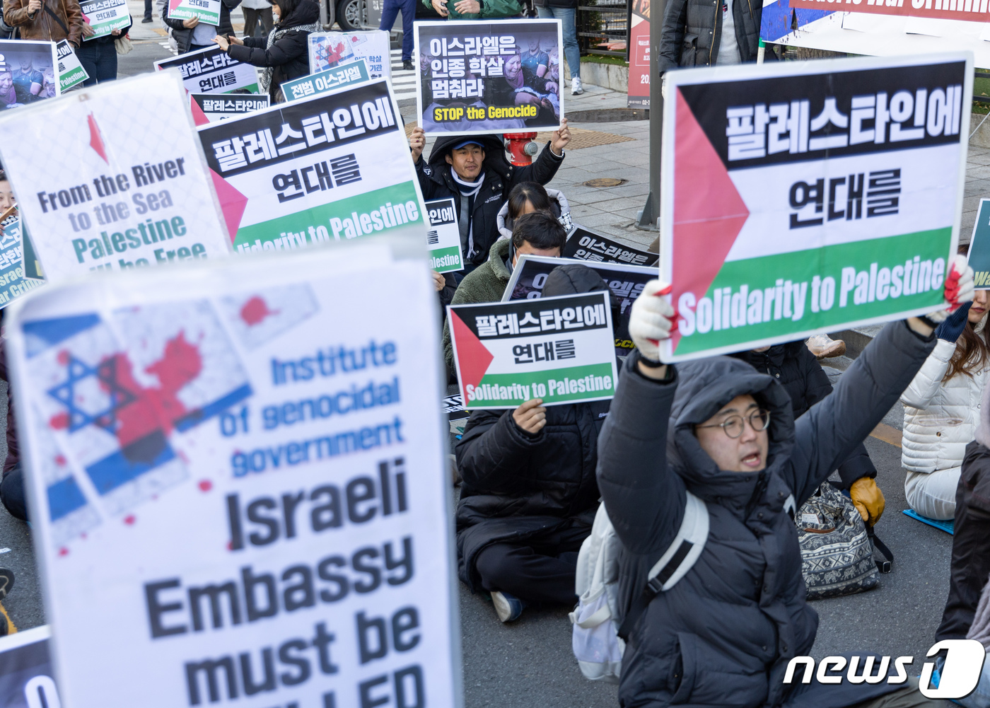 (서울=뉴스1) 이재명 기자 = 팔레스타인에 연대하는 사람들 회원들이 25일 오후 서울 중구 종로구 주한 이스라엘 대사관 인근에서 열린 제10차 팔레스타인 연대 집회에서 구호를 외 …