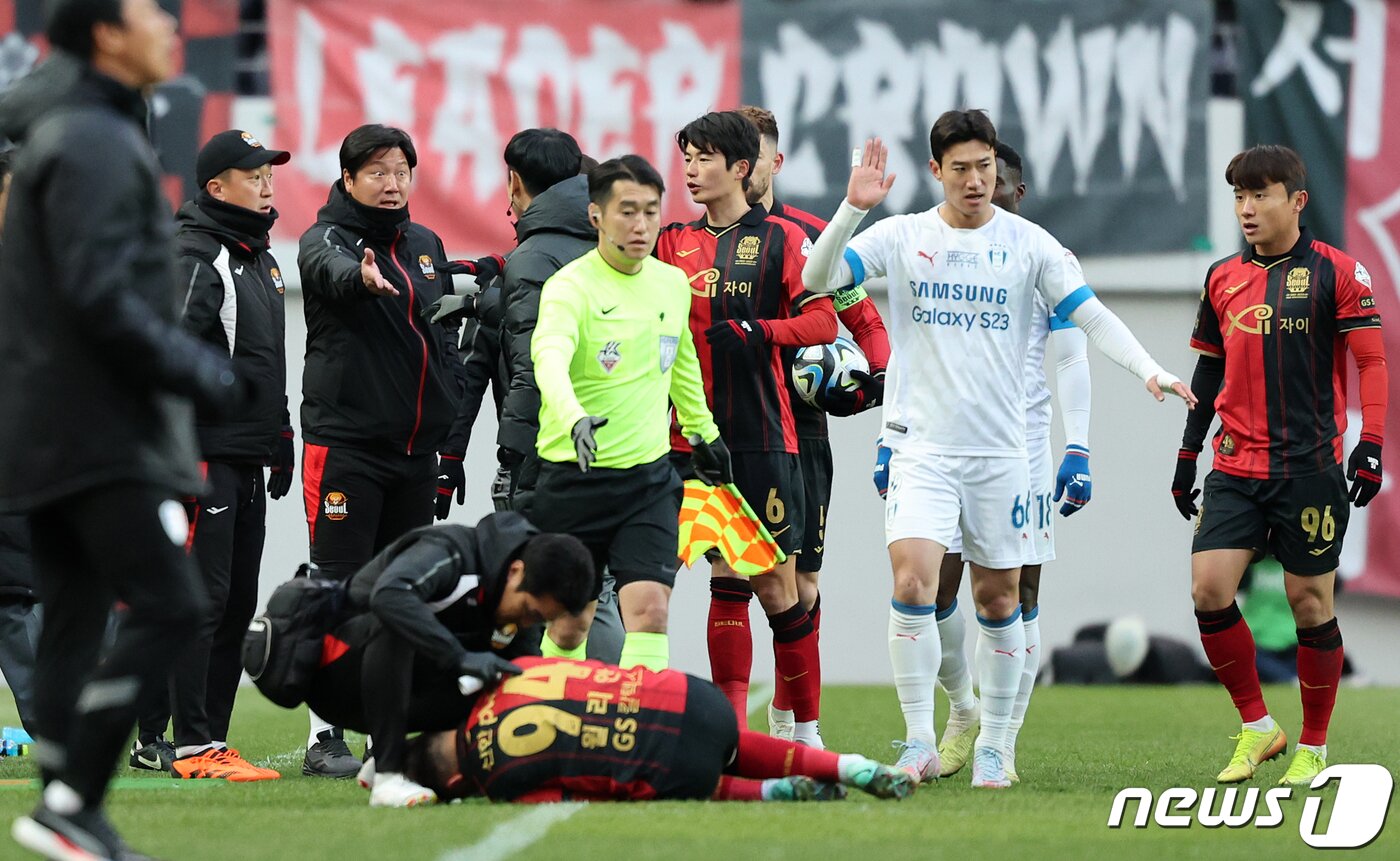 본문 이미지 - 25일 오후 서울 마포구 서울월드컵경기장에서 열린 프로축구 ‘2023 하나원큐’ K리그1 37라운드 FC서울과 수원삼성의 경기, 전반 FC서울 김진규 감독이 윌리안이 반칙으로 쓰러지자 강하게 어필하고 있다. 2023.11.25/뉴스1 ⓒ News1 김진환 기자