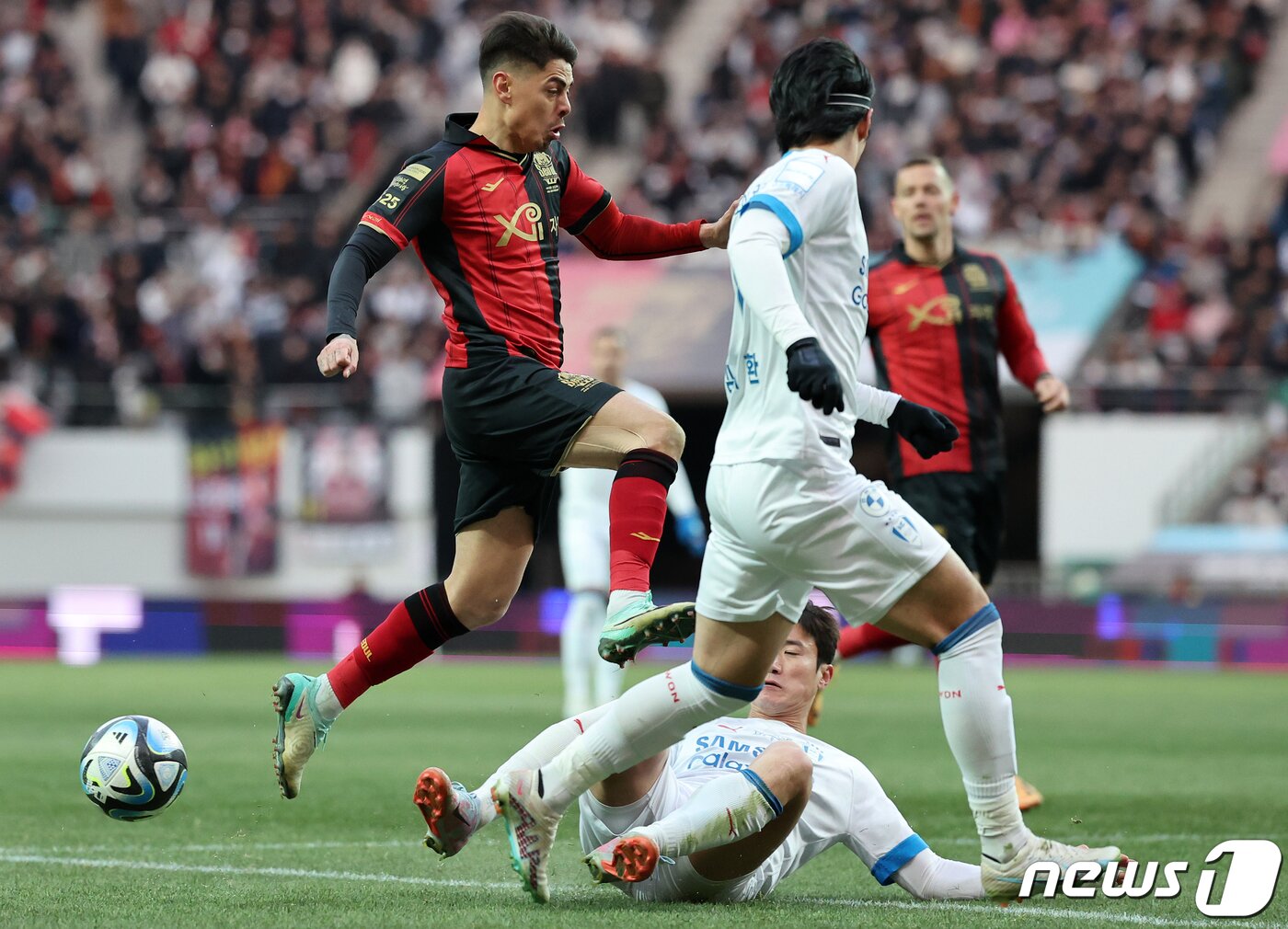 본문 이미지 - 25일 오후 서울 마포구 서울월드컵경기장에서 열린 프로축구 ‘2023 하나원큐’ K리그1 37라운드 FC서울과 수원삼성의 경기, 전반 FC서울 윌리안이 수원 삼성 김주원의 태클에 돌파를 저지 당하고 있다. 2023.11.25/뉴스1 ⓒ News1 김진환 기자