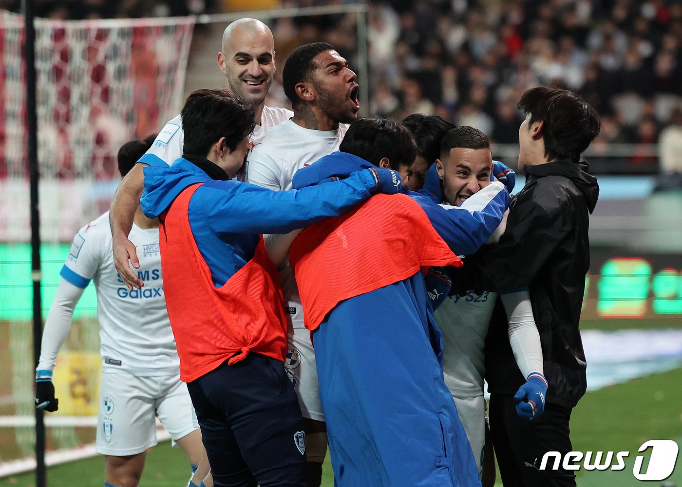 본문 이미지 - 25일 오후 서울 마포구 서울월드컵경기장에서 열린 프로축구 ‘2023 하나원큐’ K리그1 37라운드 FC서울과 수원삼성의 경기, 후반 수원 삼성 바사니(오른쪽 두 번째)가 선취골을 넣은 뒤 동료들과 기쁨을 나누고 있다. 2023.11.25/뉴스1 ⓒ News1 김진환 기자