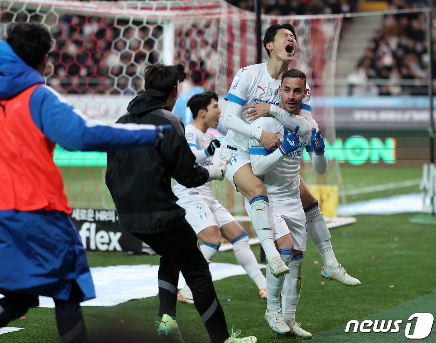 본문 이미지 - 25일 오후 서울 마포구 서울월드컵경기장에서 열린 프로축구 ‘2023 하나원큐’ K리그1 37라운드 FC서울과 수원삼성의 경기, 후반 수원 삼성 바사니가 선취골을 넣은 뒤 동료들과 기쁨을 나누고 있다. 2023.11.25/뉴스1 ⓒ News1 김진환 기자