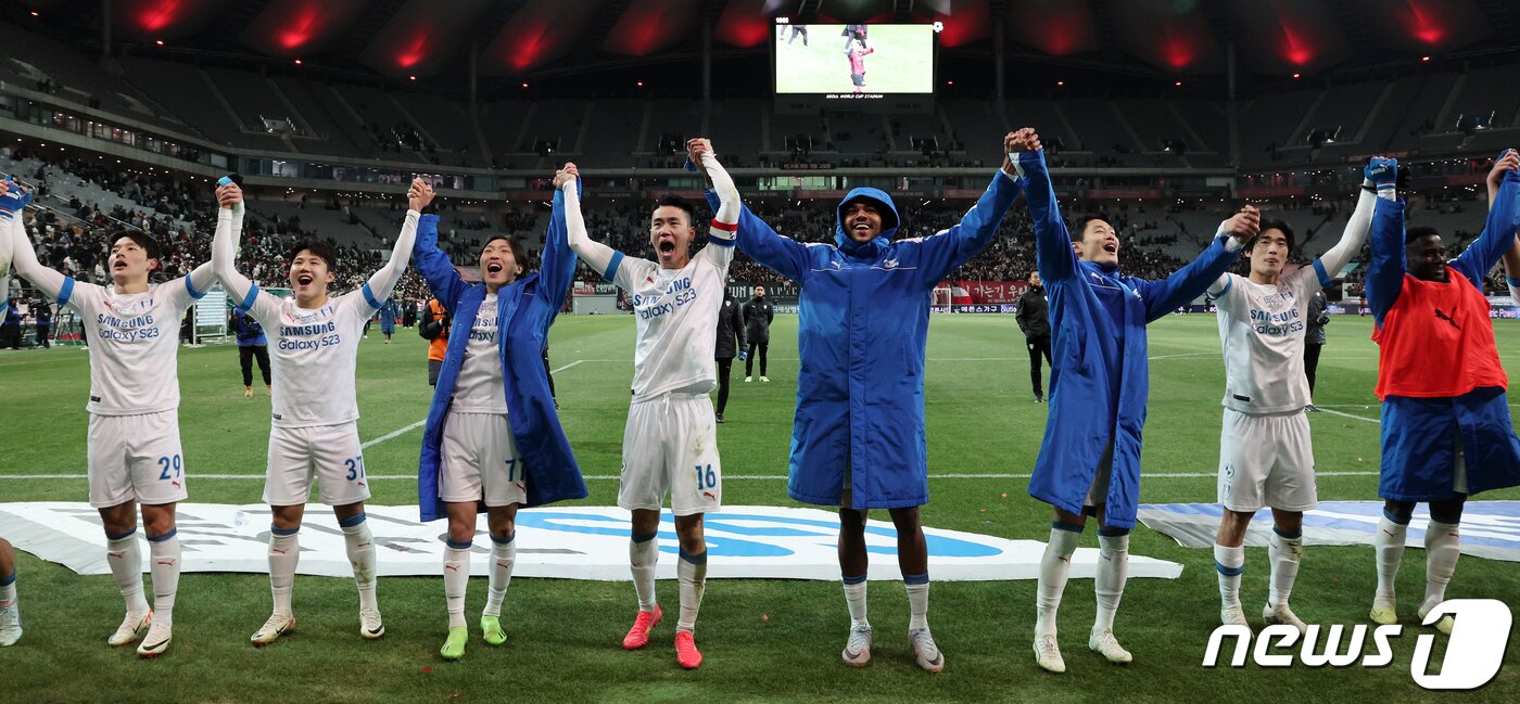 본문 이미지 - 25일 오후 서울 마포구 서울월드컵경기장에서 열린 프로축구 ‘2023 하나원큐’ K리그1 37라운드 FC서울과 수원삼성의 경기, 후반 바사니의 결승골로 1대0 승리를 거둔 수원 삼성 선수들이 서포터들을 향해 환호하고 있다. 2023.11.25/뉴스1 ⓒ News1 김진환 기자