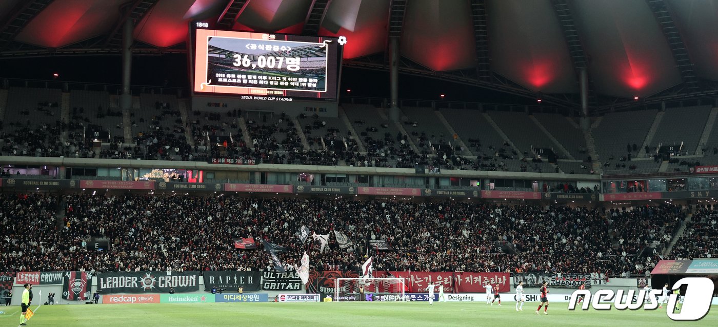 본문 이미지 - 25일 오후 서울 마포구 서울월드컵경기장에서 열린 프로축구 ‘2023 하나원큐’ K리그1 37라운드 FC서울과 수원삼성의 경기, 전광판에 3만6007명의 관중 입장과 함께 K리그 유료 관중 집계 이후 첫 한 시즌 홈 관중 40만명을 돌파했다는 문구가 나오고 있다. 2023.11.25/뉴스1 ⓒ News1 김진환 기자