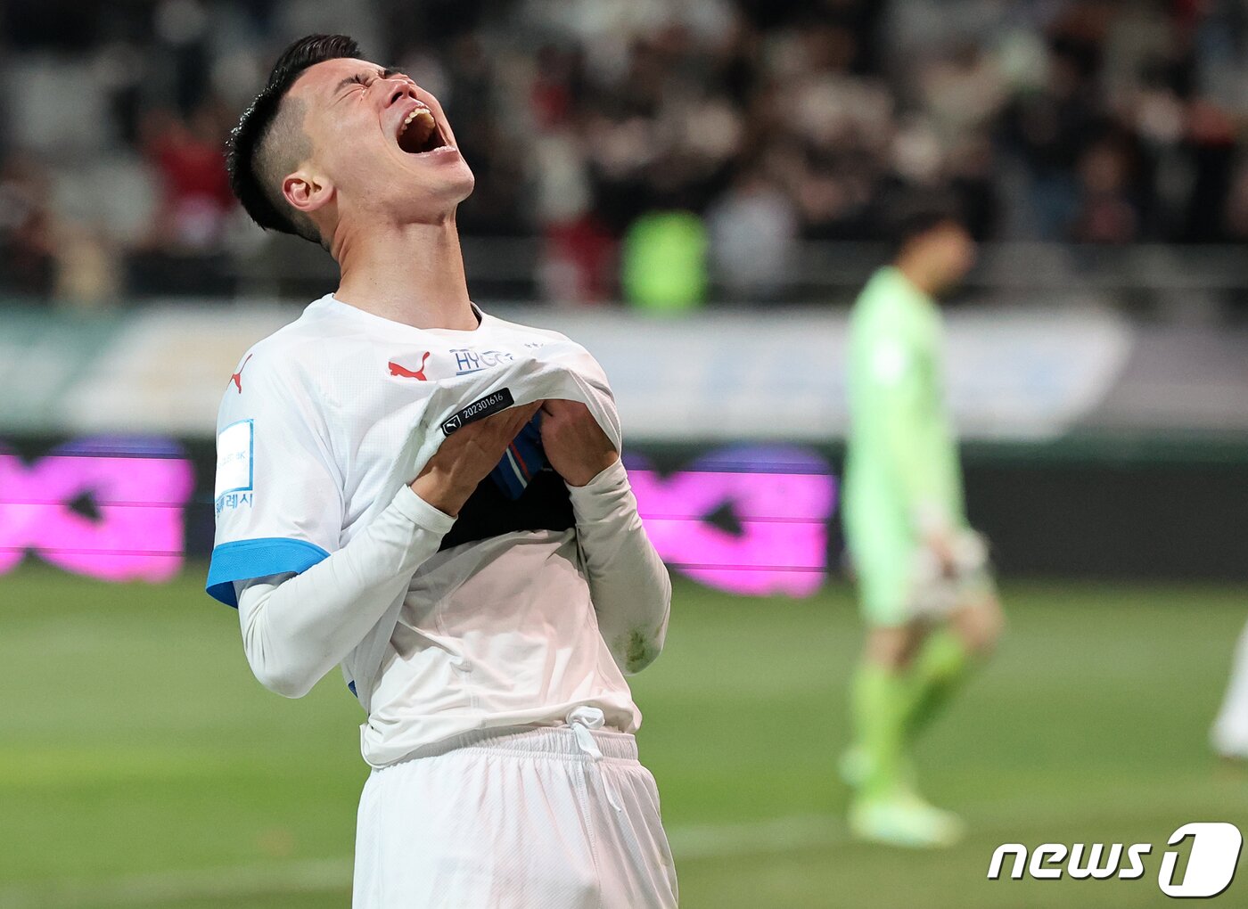 본문 이미지 - 25일 오후 서울 마포구 서울월드컵경기장에서 열린 프로축구 ‘2023 하나원큐’ K리그1 37라운드 FC서울과 수원삼성의 경기, 후반 바사니의 결승골로 1대0 승리를 거둔 수원 삼성 이종성이 경기 후 눈물을 흘리고 있다. 2023.11.25/뉴스1 ⓒ News1 김진환 기자