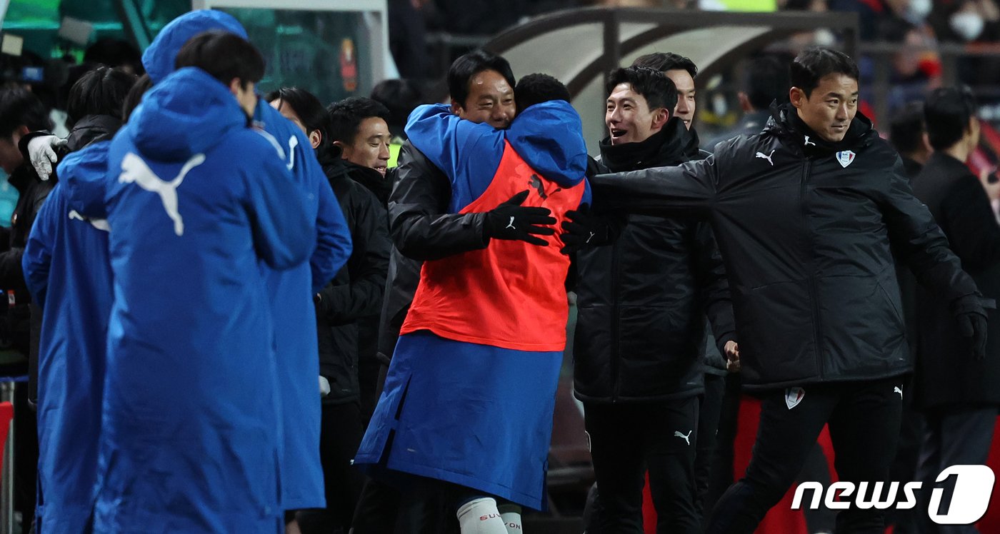 25일 오후 서울 마포구 서울월드컵경기장에서 열린 프로축구 ‘2023 하나원큐’ K리그1 37라운드 FC서울과 수원삼성의 경기, 후반 바사니의 결승골로 1대0 승리를 거둔 수원 삼성 염기훈 감독대행&#40;가운데&#41;이 선수들과 기쁨을 나누고 있다. 2023.11.25/뉴스1 ⓒ News1 김진환 기자