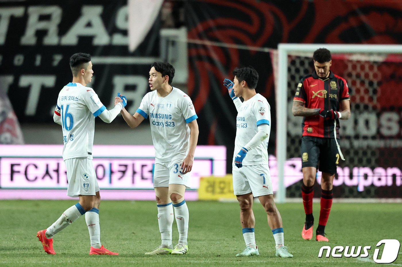 본문 이미지 - 25일 오후 서울 마포구 서울월드컵경기장에서 열린 프로축구 ‘2023 하나원큐’ K리그1 37라운드 FC서울과 수원삼성의 경기, 후반 바사니의 결승골로 1대0 승리를 거둔 수원 삼성 선수들이 기쁨을 나누고 있다. 2023.11.25/뉴스1 ⓒ News1 김진환 기자