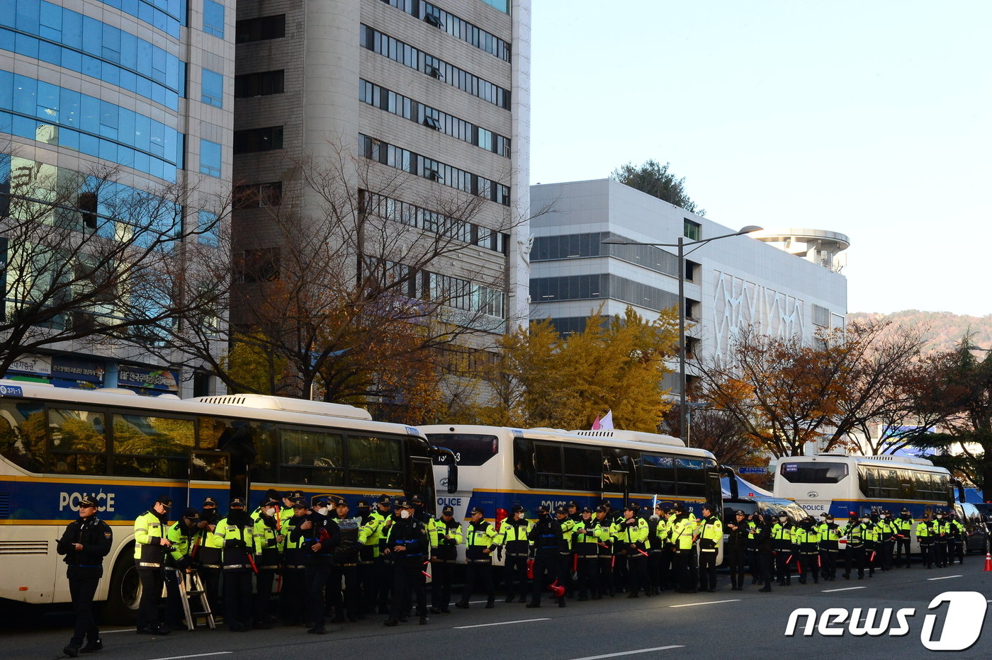 본문 이미지 - 25일 경남퀴어문화축제가 열린 창원시 성산구 중앙대로에 경찰 기동대가 배치돼 있다. 2023.11.25 ⓒ 뉴스1 박민석 기자
