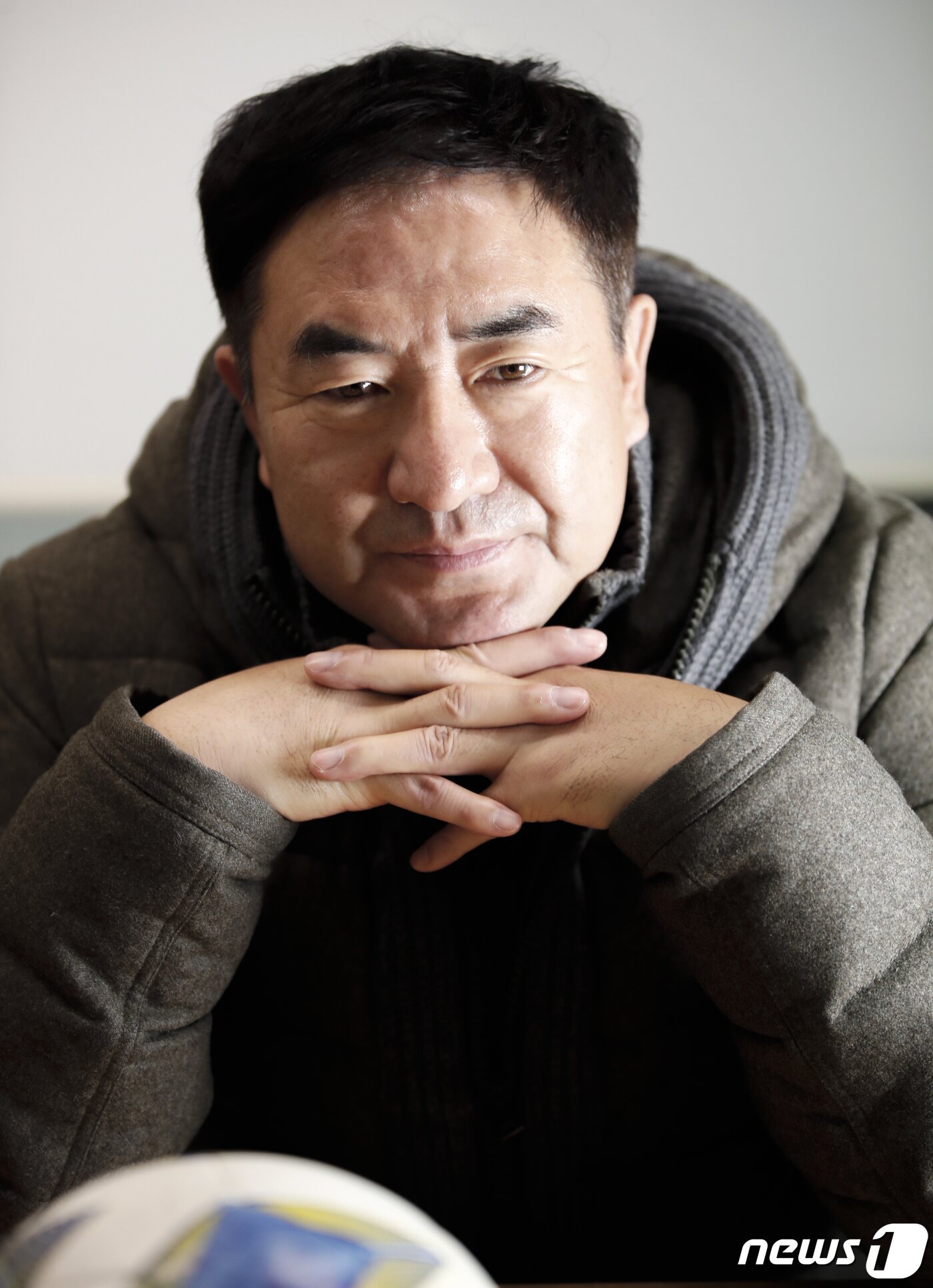 본문 이미지 - 강철 화성FC 감독이 24일 서울 종로구 뉴스1 사옥에서 열린 인터뷰에 앞서 포즈를 취하고 있다. 2023.11.26/뉴스1 ⓒ News1 권현진 기자